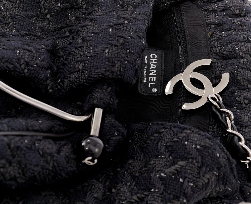 Chanel Bolso grande con asa superior de tweed en venta 9