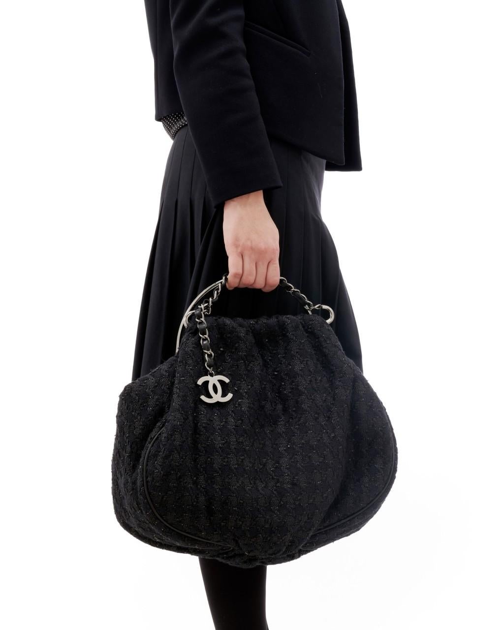 Chanel Bolso grande con asa superior de tweed en venta 11