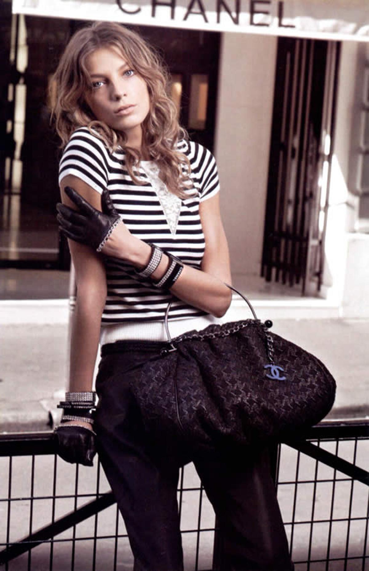 Chanel Bolso grande con asa superior de tweed Negro en venta