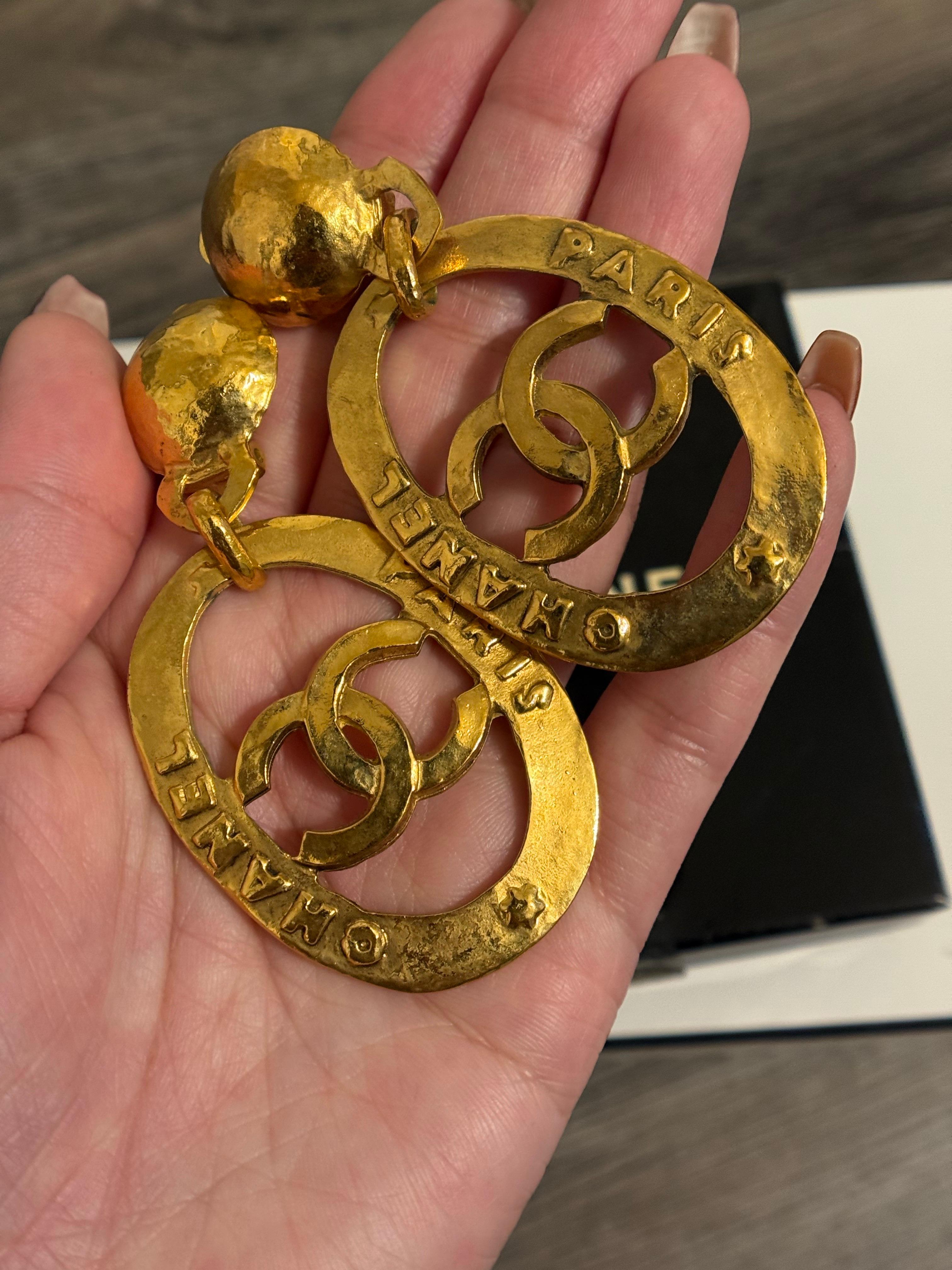 CHANEL Large Vintage CC Paris Dangle Clip On Gold Statement Ohrringe im Angebot 6