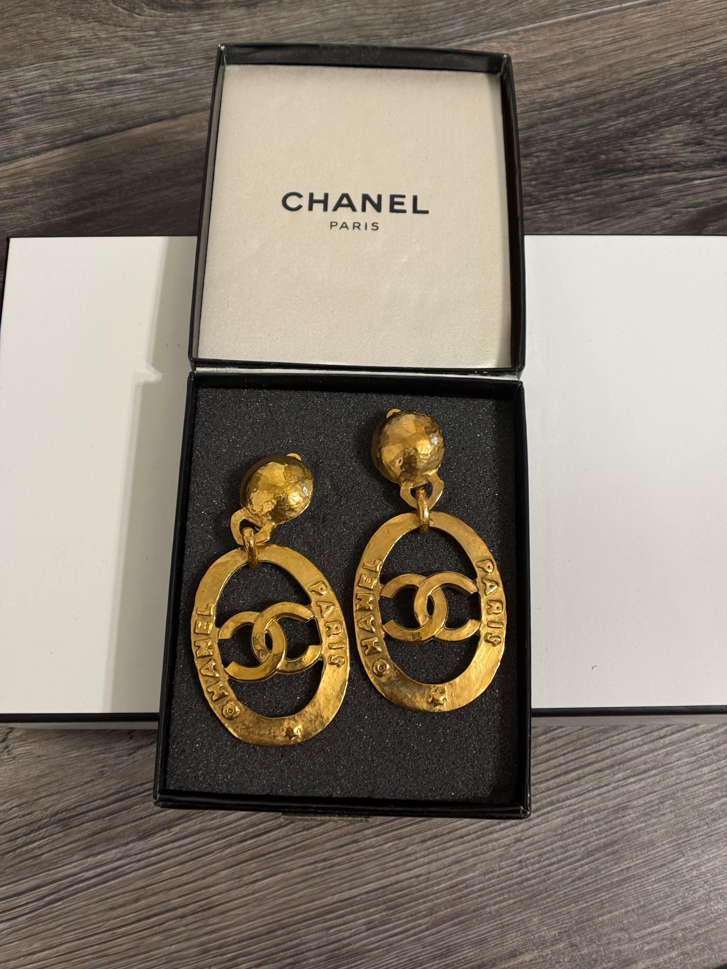 CHANEL Large Vintage CC Paris Dangle Clip On Gold Statement Ohrringe im Angebot 7