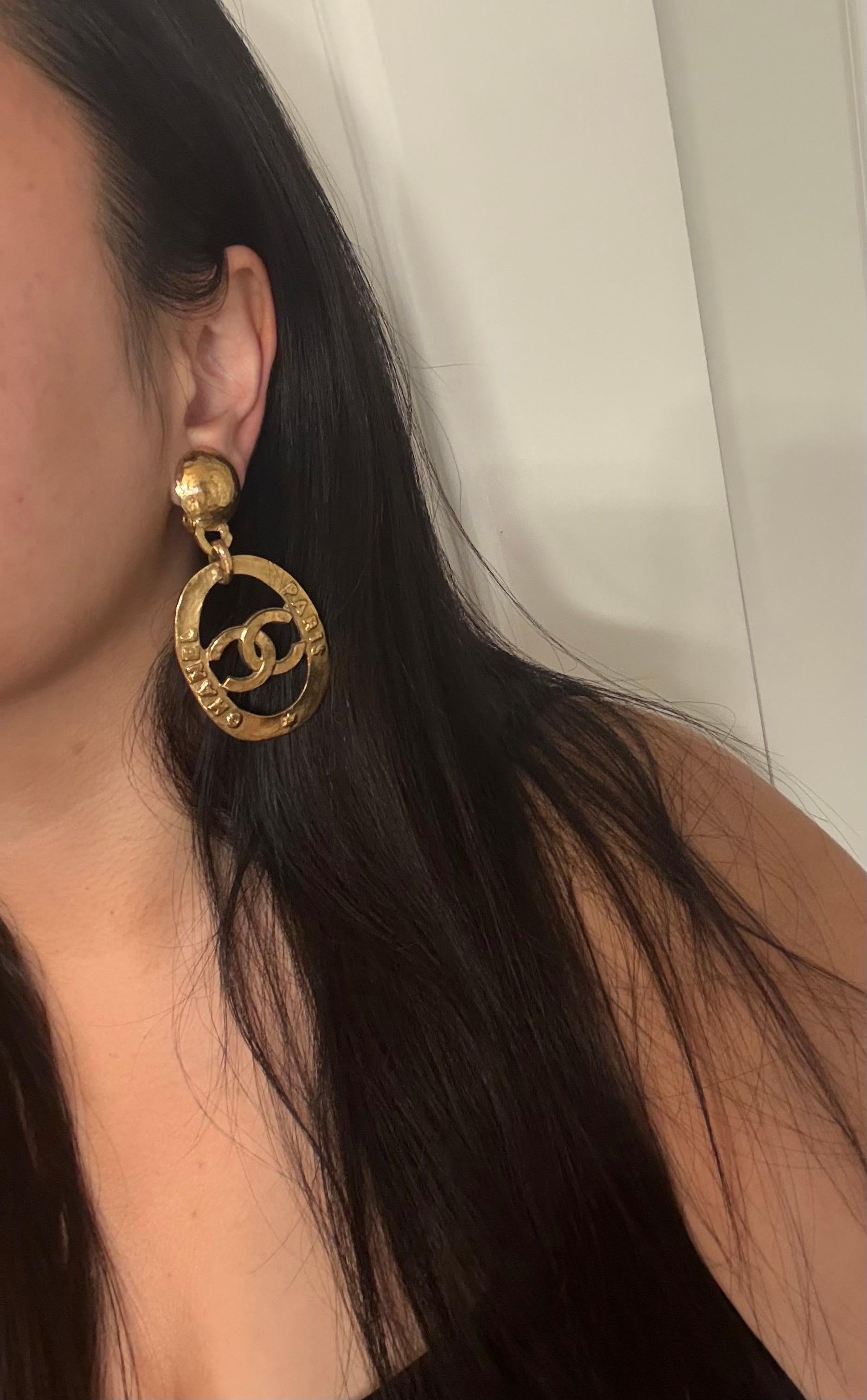 CHANEL Large Vintage CC Paris Dangle Clip On Gold Statement Ohrringe im Angebot 8