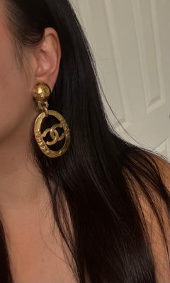 CHANEL Large Vintage CC Paris Dangle Clip On Gold Statement Ohrringe