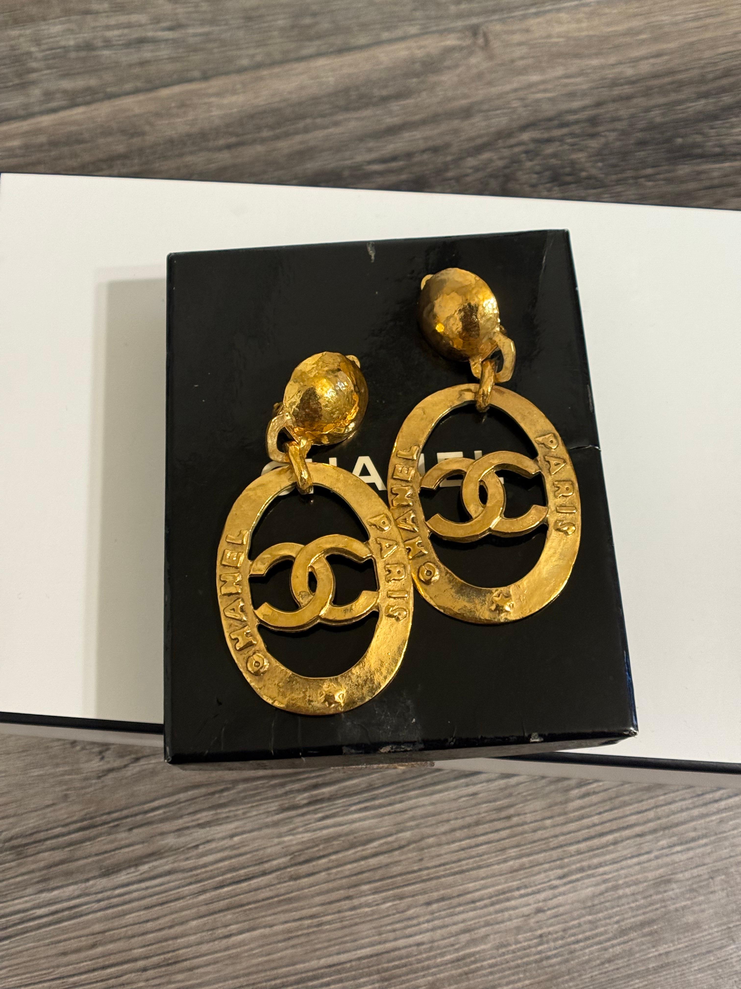 CHANEL Large Vintage CC Paris Dangle Clip On Gold Statement Ohrringe im Zustand „Gut“ im Angebot in Bellevue, WA