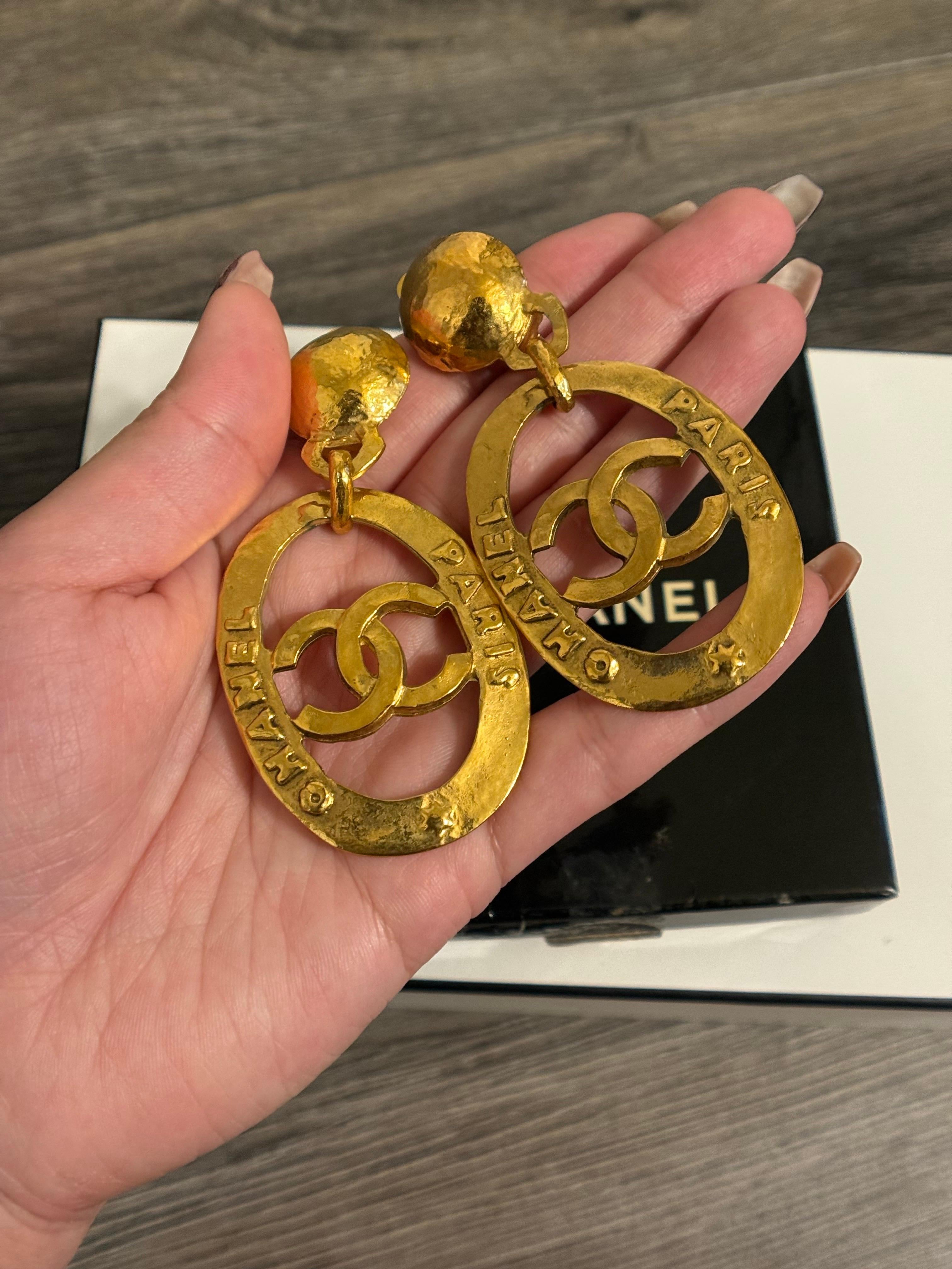 CHANEL Large Vintage CC Paris Dangle Clip On Gold Statement Ohrringe für Damen oder Herren im Angebot