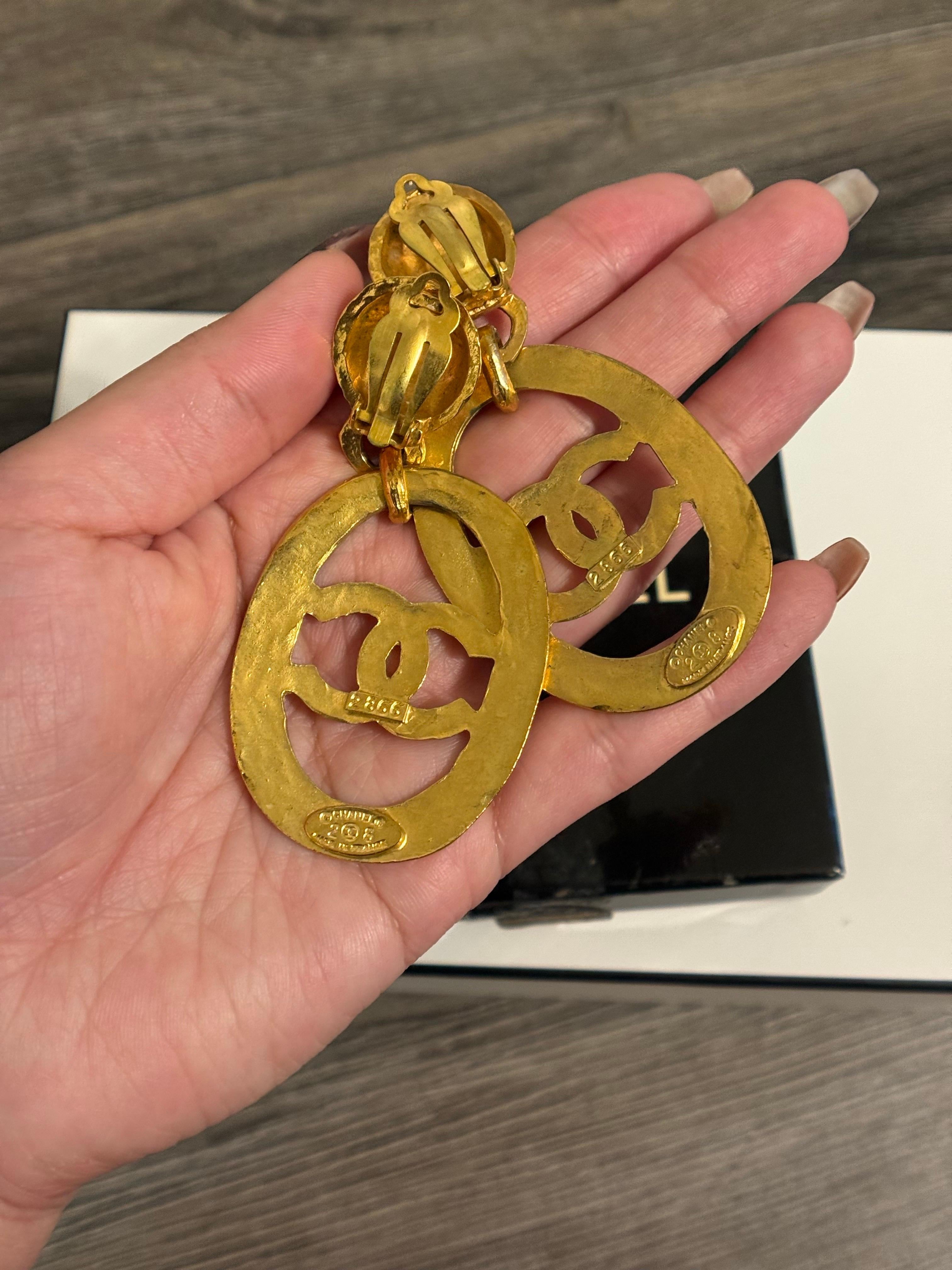 CHANEL Large Vintage CC Paris Dangle Clip On Gold Statement Ohrringe im Angebot 1