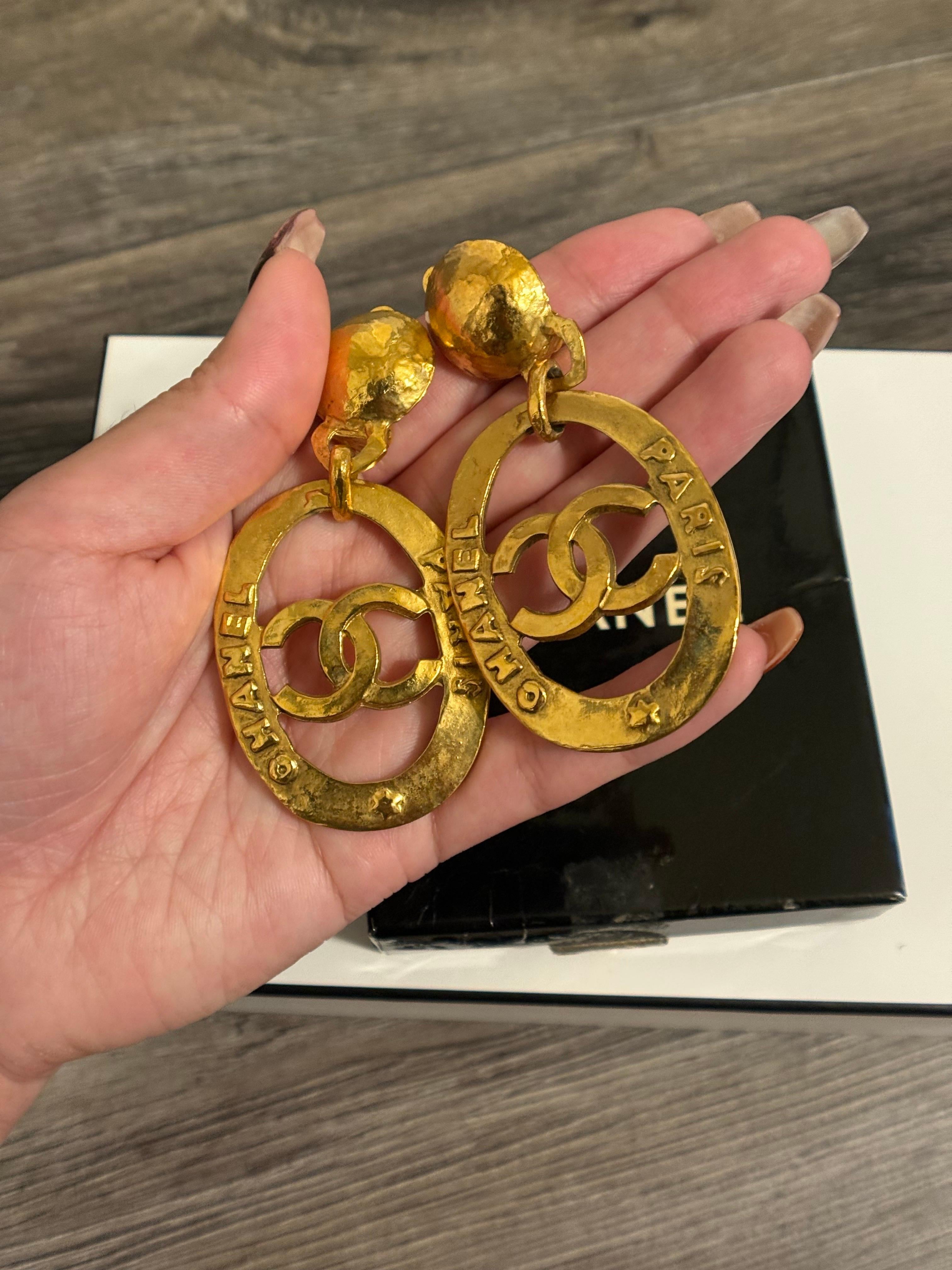CHANEL Large Vintage CC Paris Dangle Clip On Gold Statement Ohrringe im Angebot 2