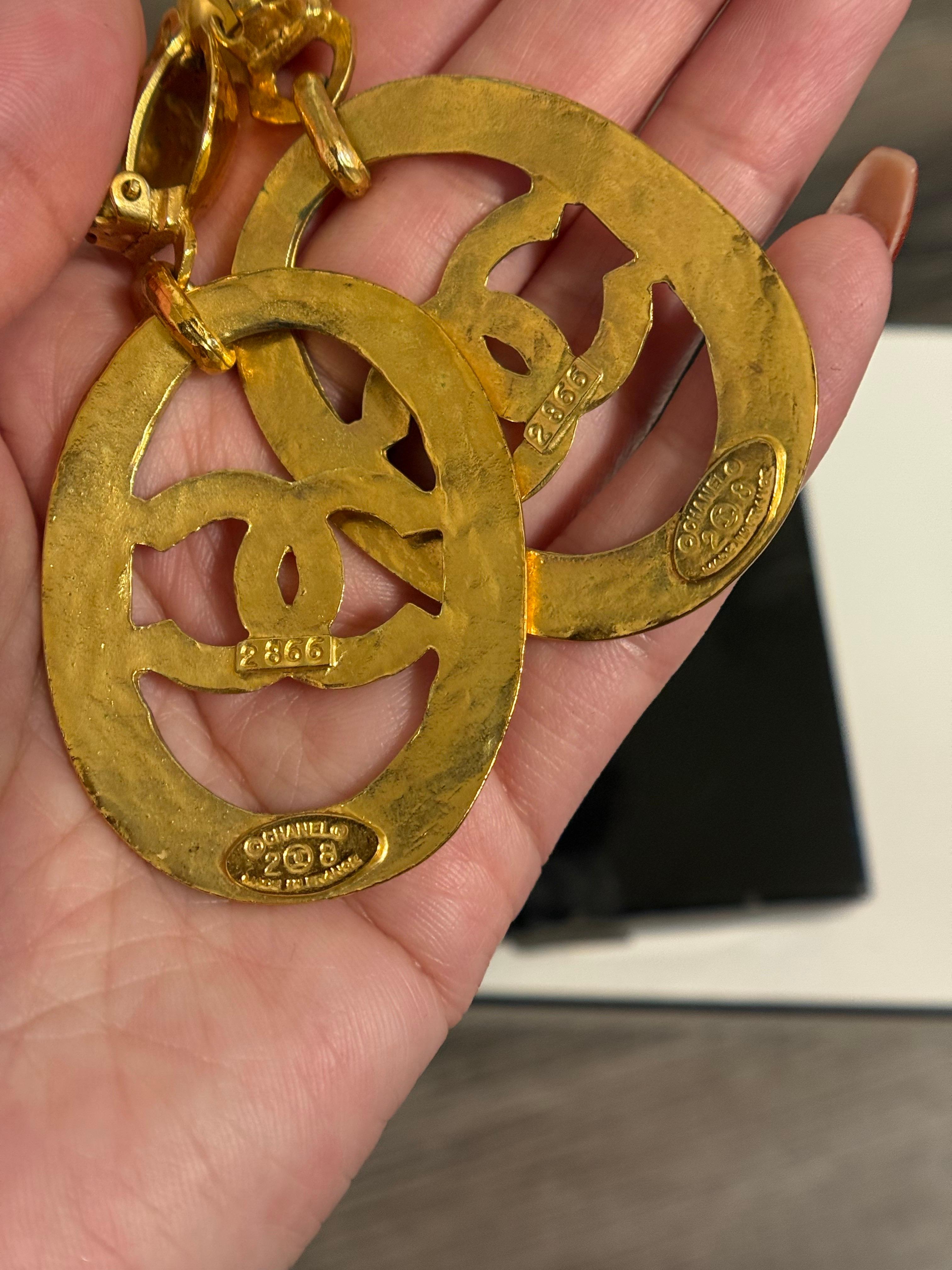 CHANEL Large Vintage CC Paris Dangle Clip On Gold Statement Ohrringe im Angebot 3