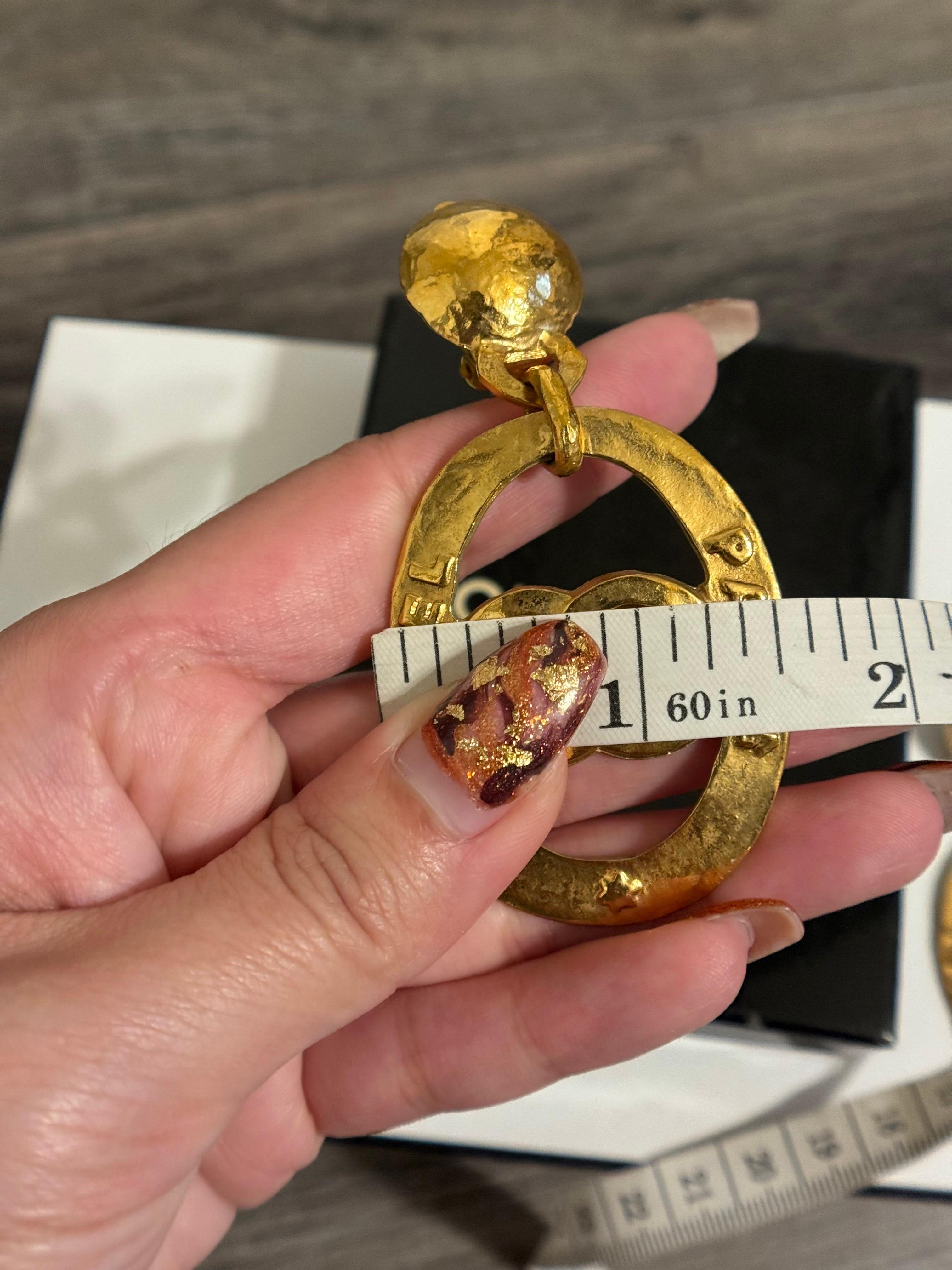 CHANEL Large Vintage CC Paris Dangle Clip On Gold Statement Ohrringe im Angebot 4