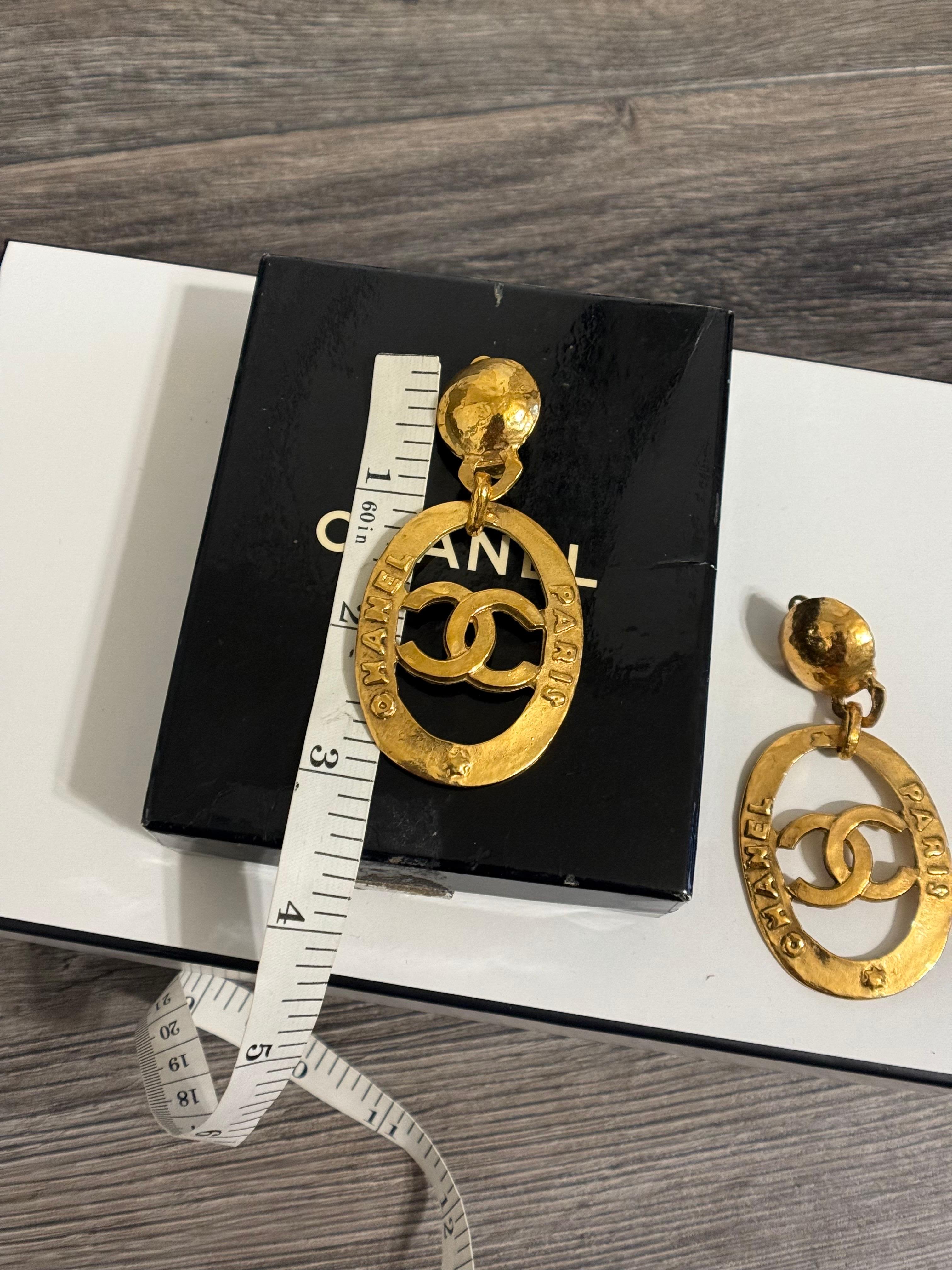 CHANEL Large Vintage CC Paris Dangle Clip On Gold Statement Ohrringe im Angebot 5