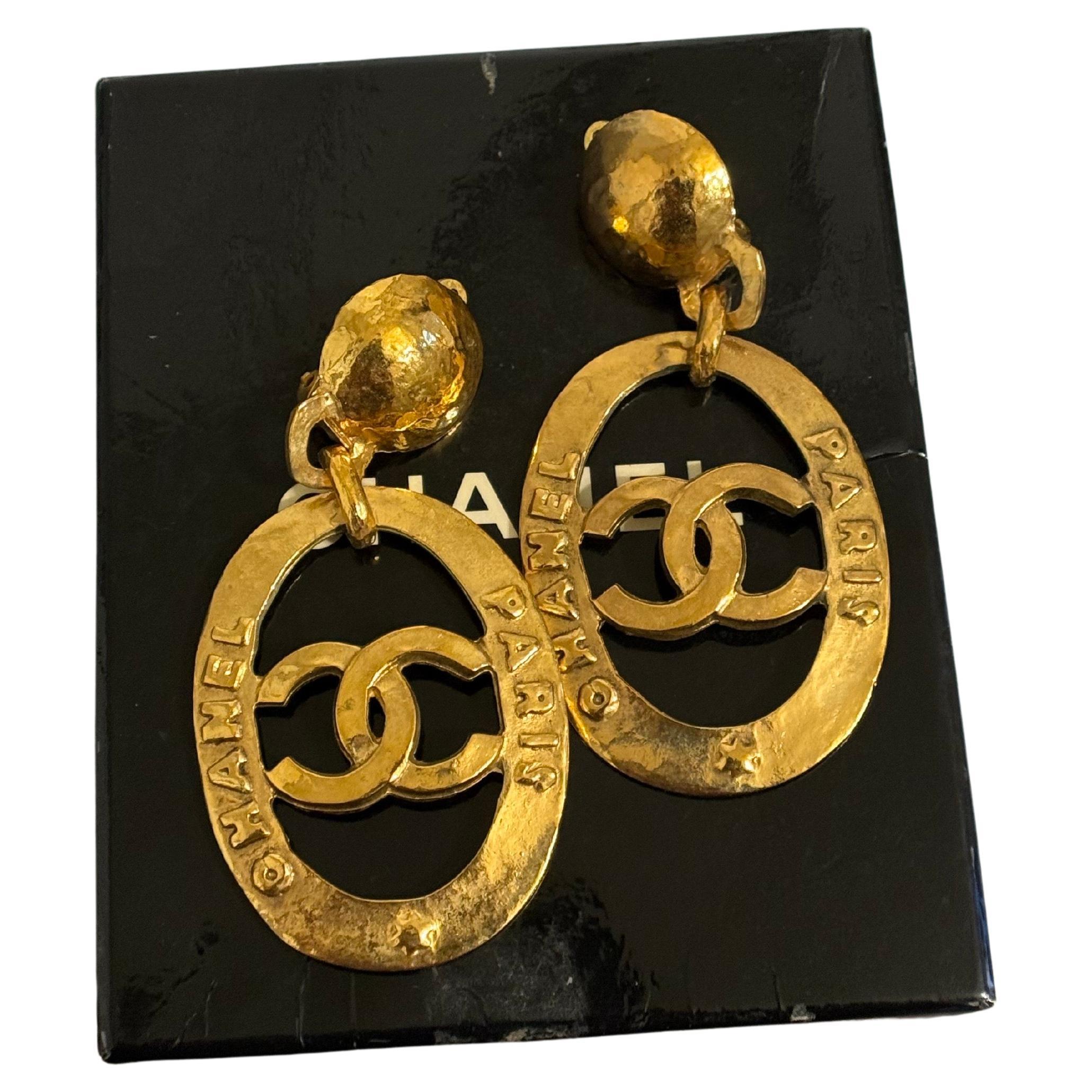 Chanel Grande Vintage CC Paris Orecchini a clip con dichiarazione in oro