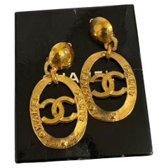Chanel Grande Vintage CC Paris Orecchini a clip con dichiarazione in oro