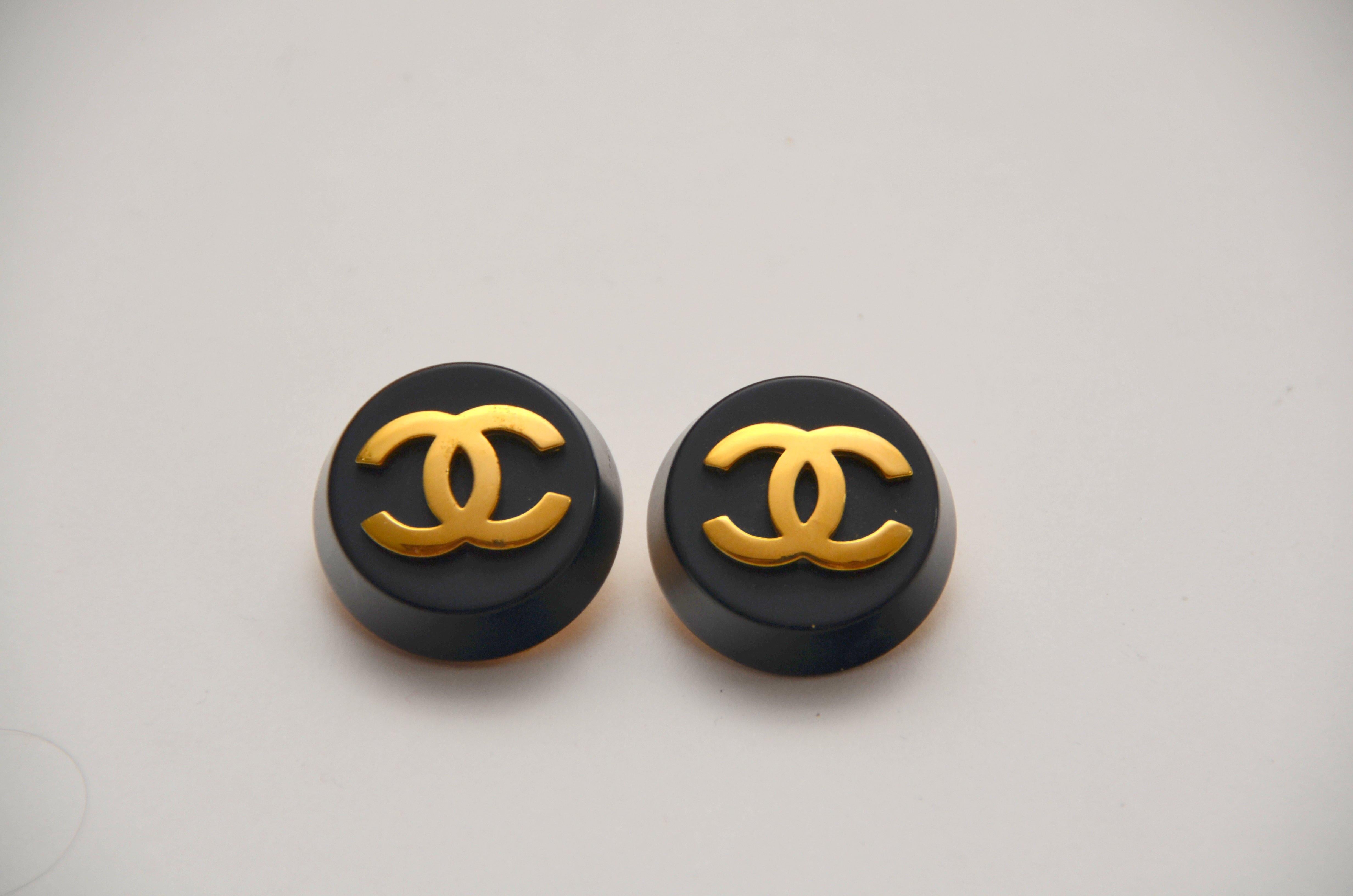 Chanel large size clip earrings
Vintage
Some glue showing on the back of the earring.
Please see picture
Condition:Good
Final sale
