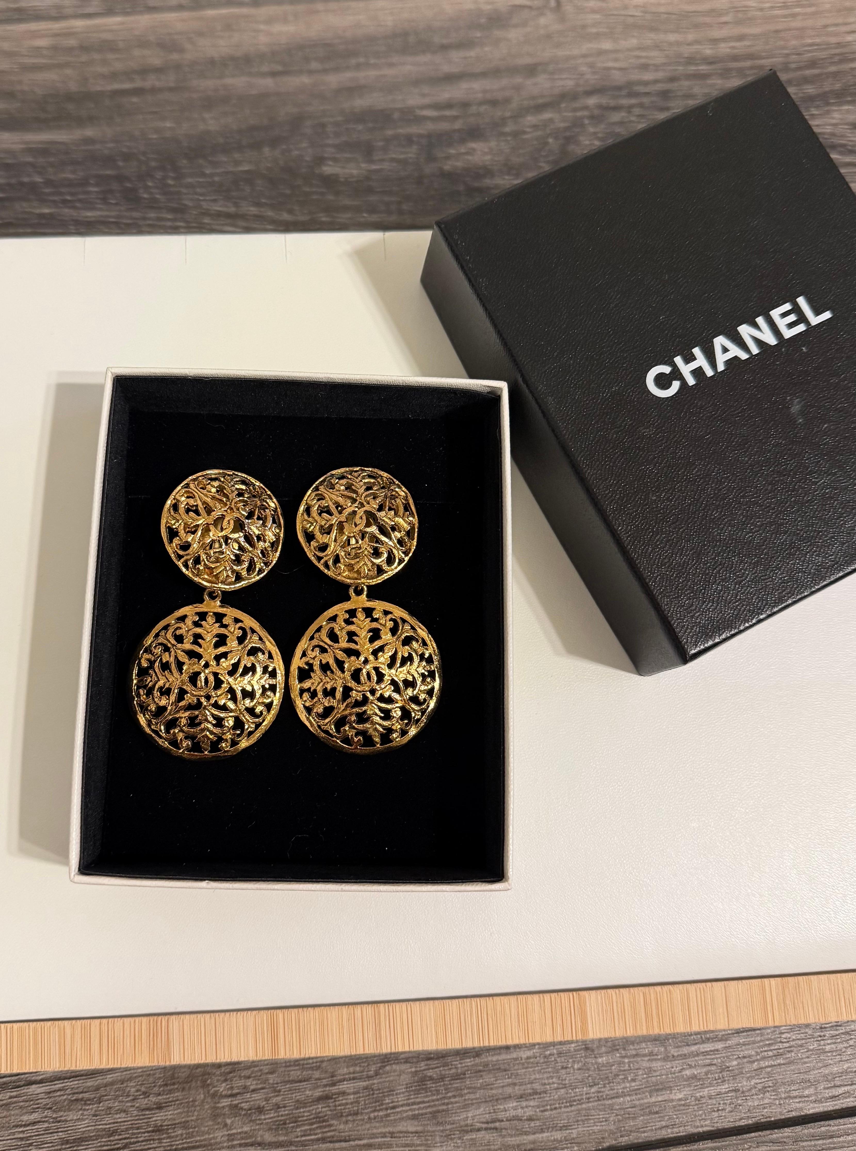 CHANEL Große Vintage Gold CC Circle Dangle Clip On Ohrringe im Angebot 6
