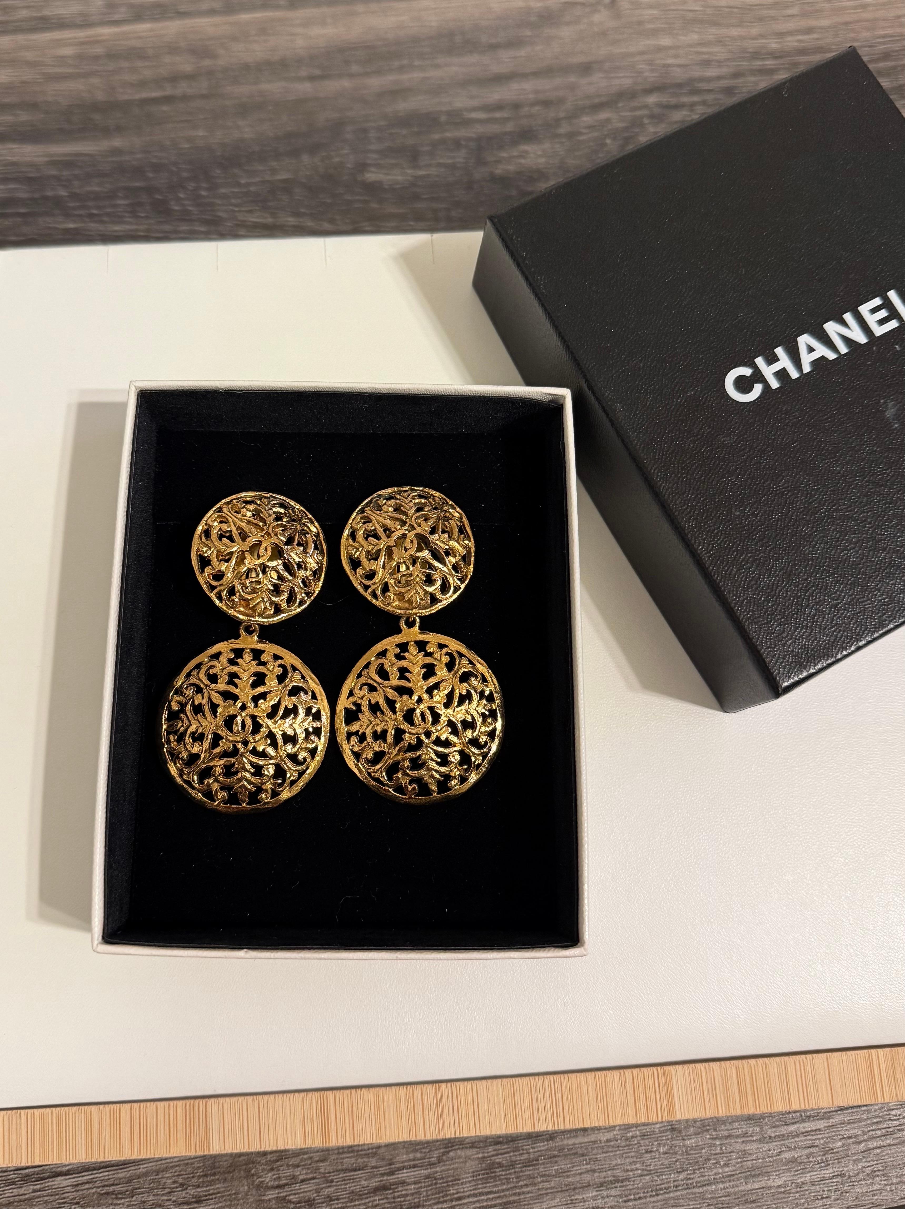 Statement Paar Vintage Chanel CC Kreis Tropfen Clip auf Ohrringe
100% authentisch
Hergestellt in Frankreich
Collection'S 25
Vergoldet
Insgesamt sehr guter Zustand, abgesehen von leichten Gebrauchsspuren und Kratzern
Kommt mit Box