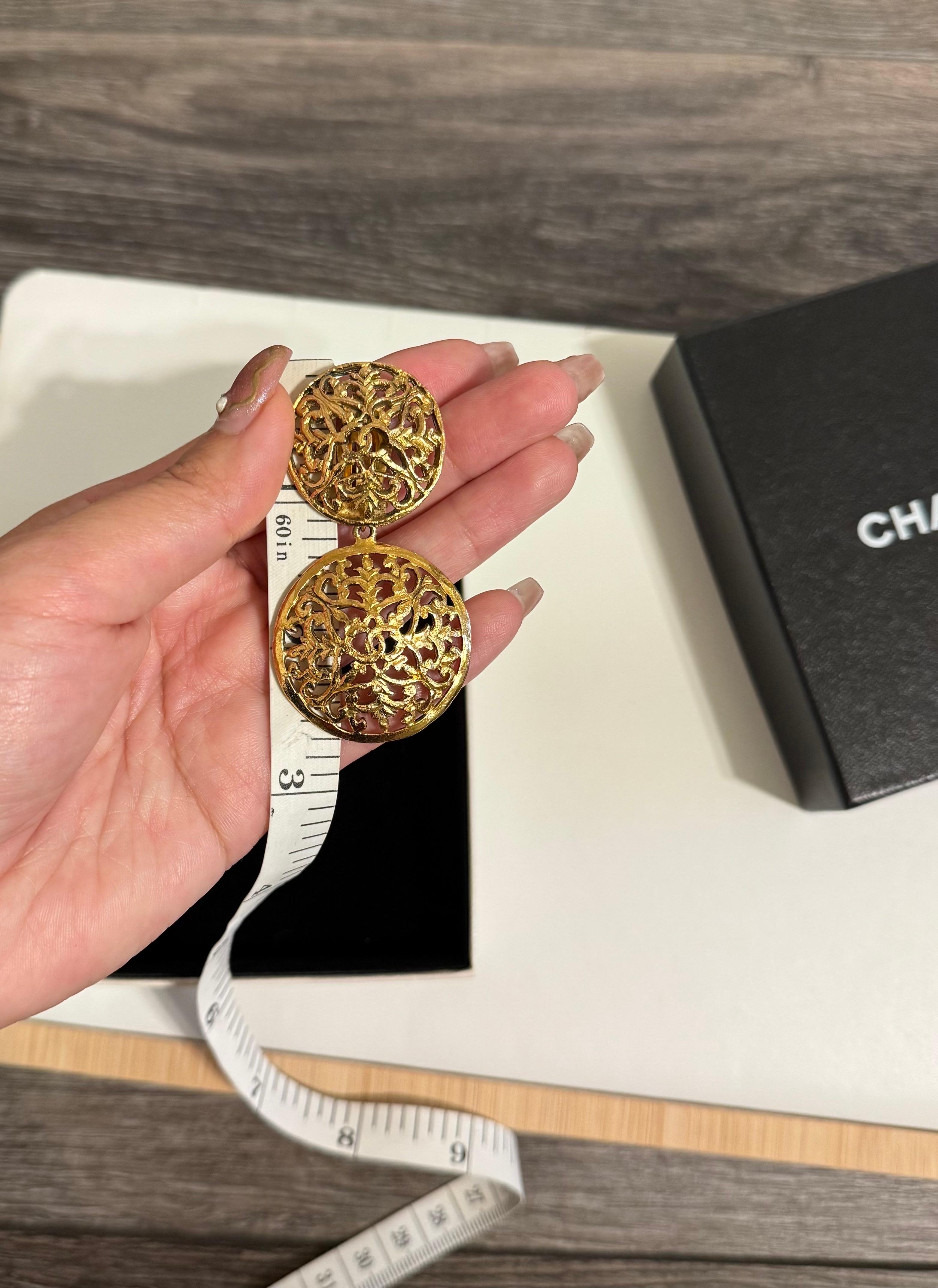 CHANEL Große Vintage Gold CC Circle Dangle Clip On Ohrringe im Zustand „Gut“ im Angebot in Bellevue, WA