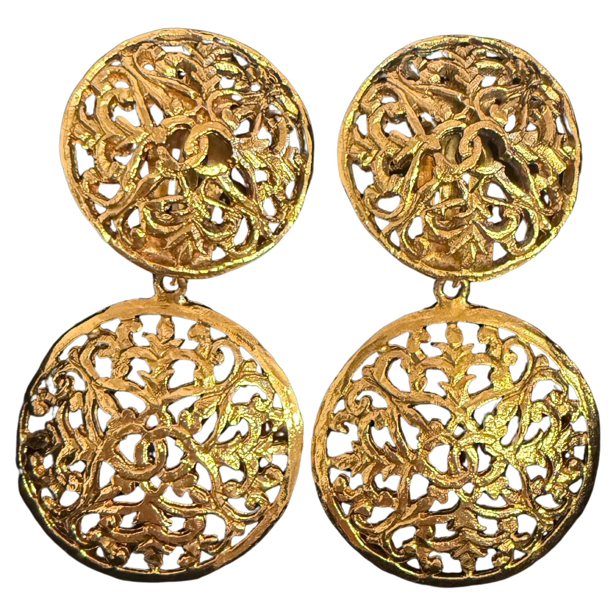 CHANEL Große Vintage Gold CC Circle Dangle Clip On Ohrringe im Angebot