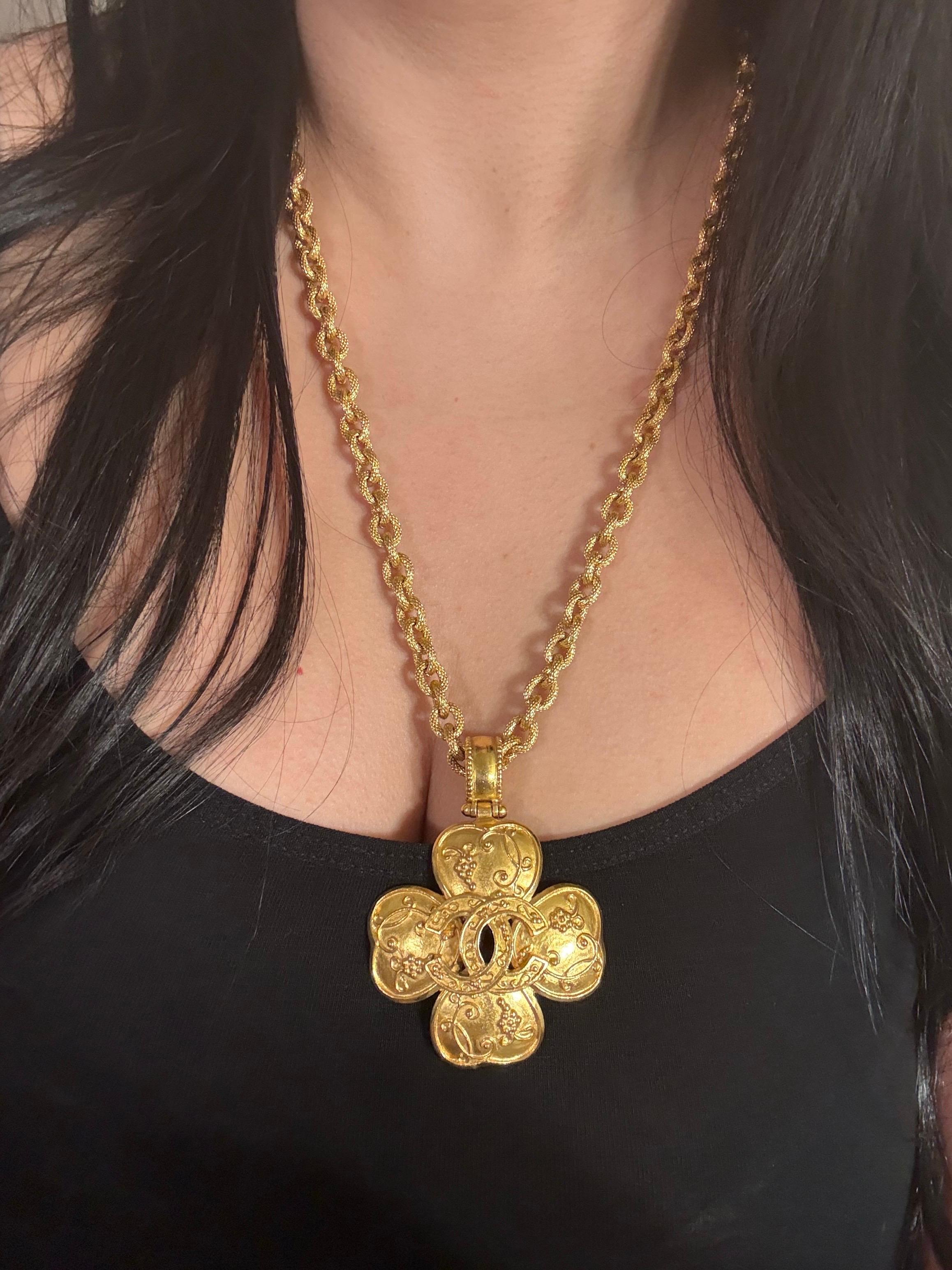 DETAILS:
Hallmark: CHANEL
Made in France
1996 Collection
Gold Plated
The necklace is in good condition showing minimal wear
Measurements approx.: chain 46 inches long
Comes with box

IMPORTANT INFORMATION:
This item is a pre-owned vintage piece and