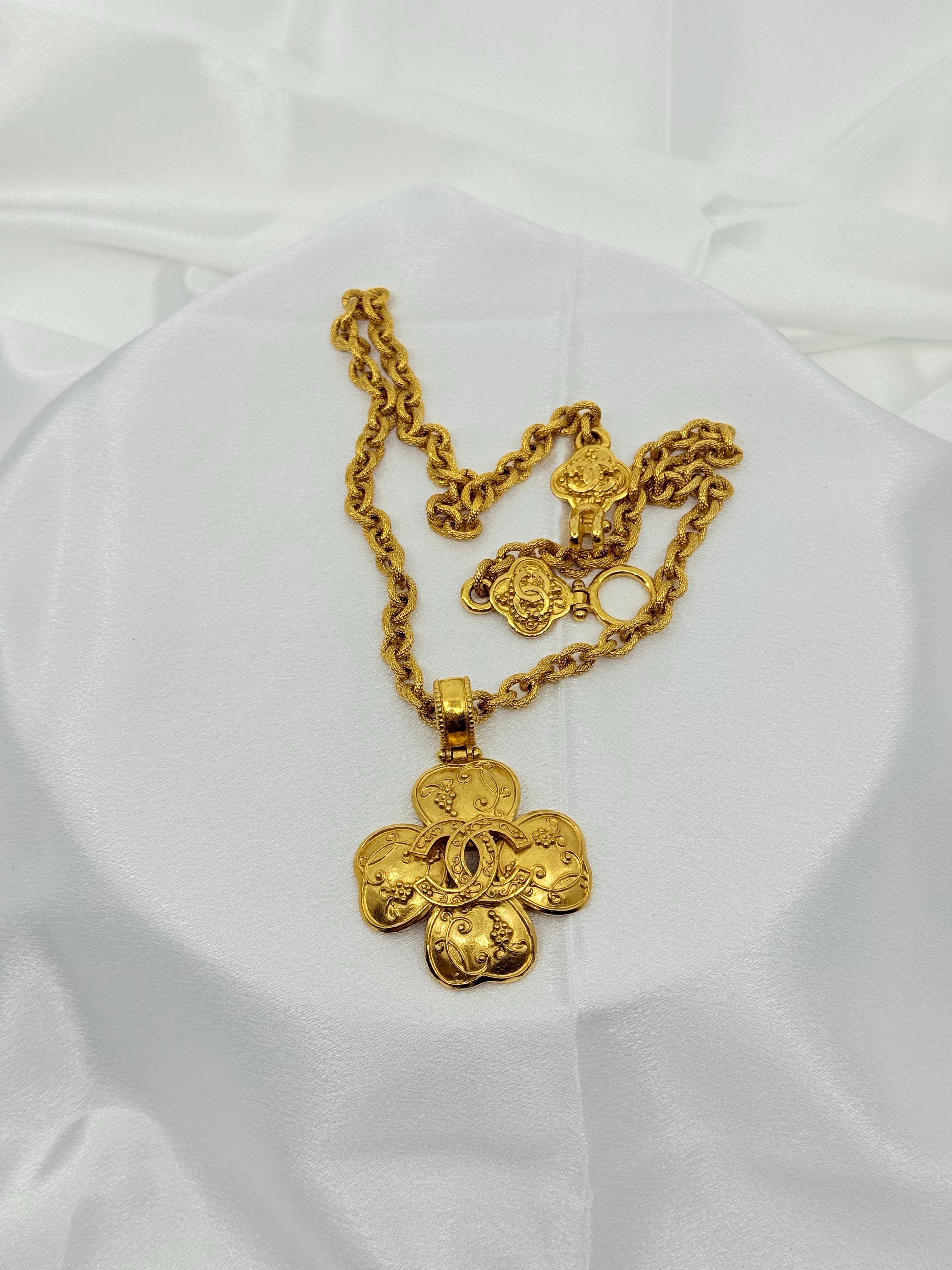 Chanel Large Vintage Gold CC Clover Pendant Necklace In Good Condition For Sale In Bellevue, WA