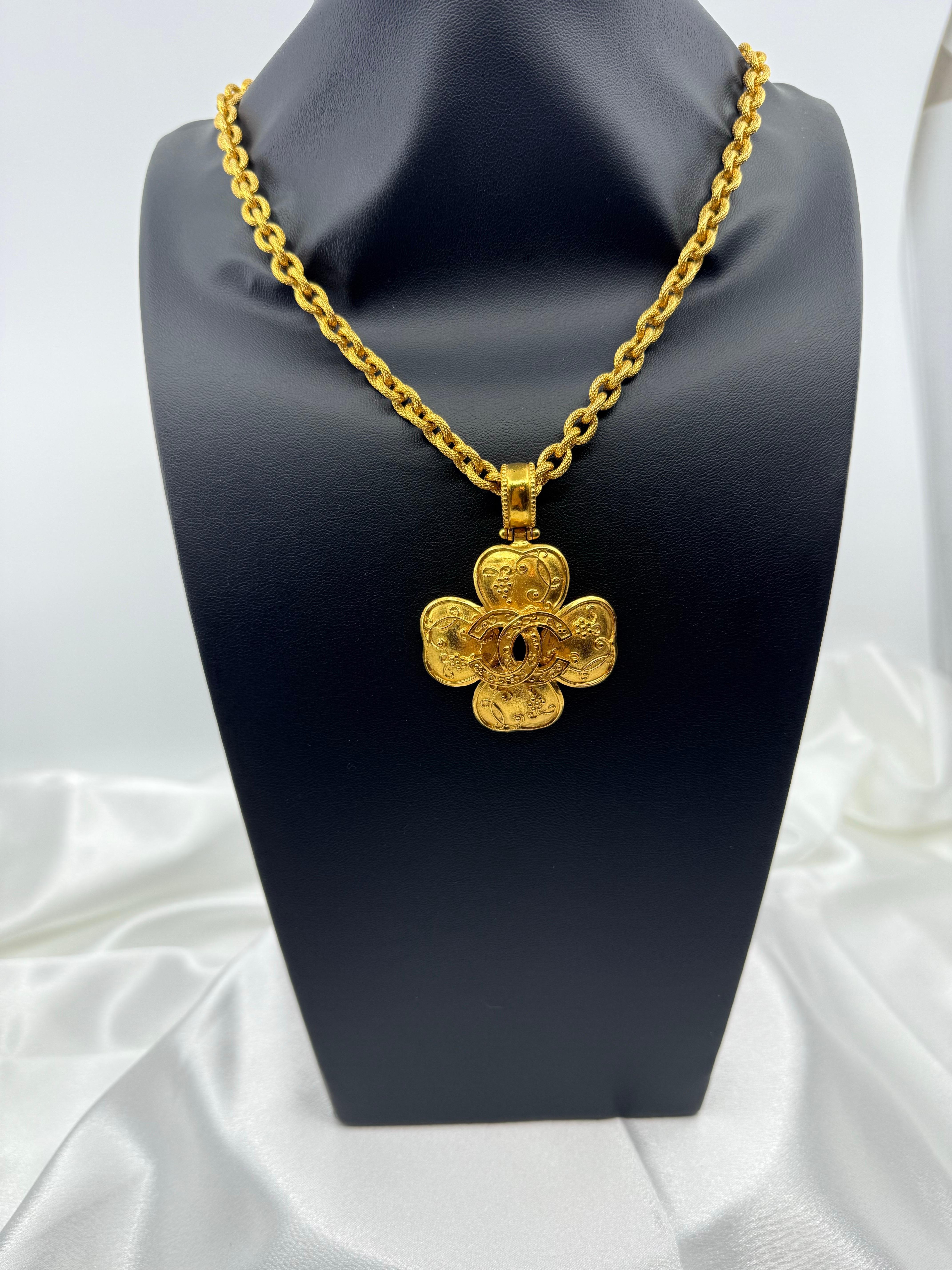 Women's or Men's Chanel Large Vintage Gold CC Clover Pendant Necklace For Sale