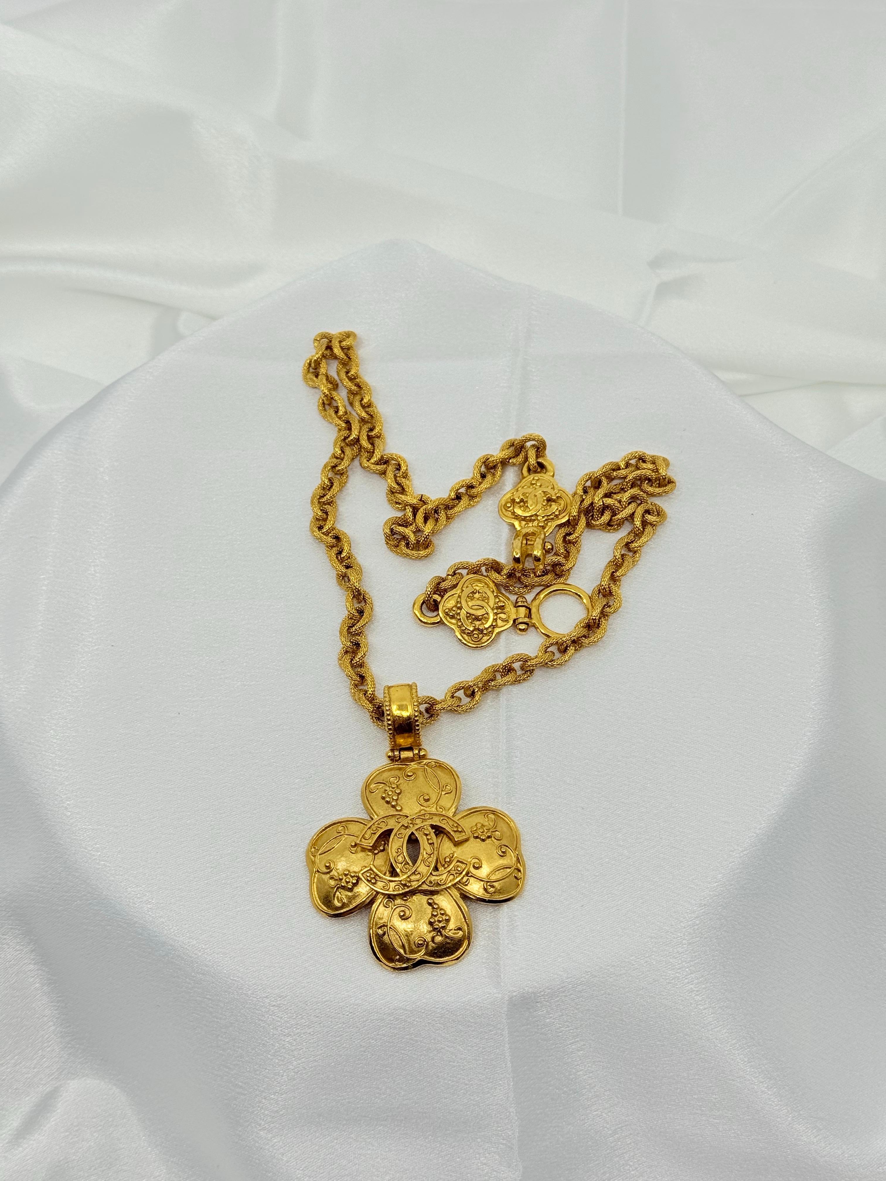 Chanel Large Vintage Gold CC Clover Pendant Necklace For Sale 1