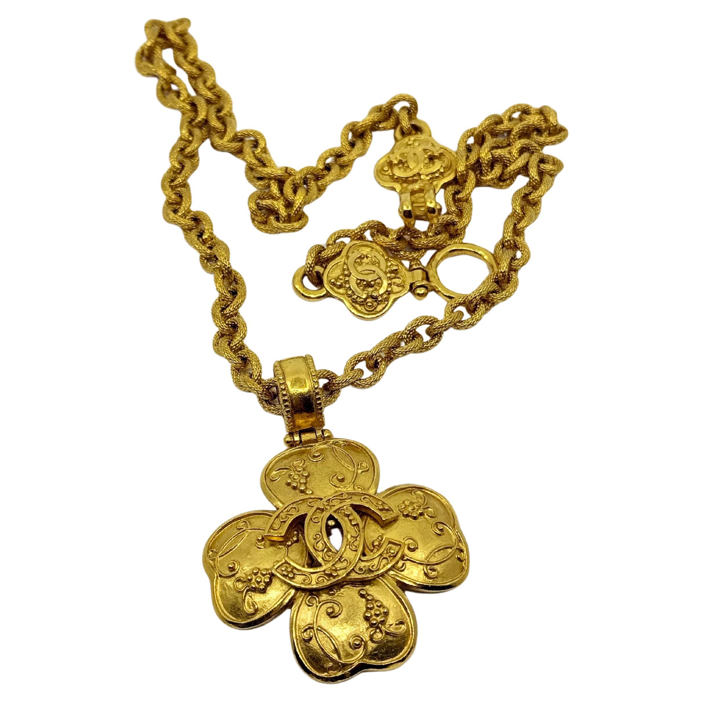 Collana Chanel grande con ciondolo a forma di trifoglio d
oro Vintage By