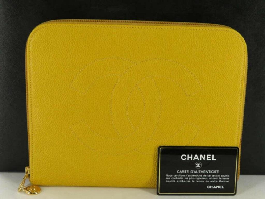 EXCELLENT VINTAGE CONDITION
(9/10 or A)
Includes Chanel Box, Serial Seal Sticker, Authenticity Card and Boutique Service Seal
Exterior has minor marks
Interior has minor rubbing
Zipper has minor marks, but WORKS PERFECTLY


Material CAVIAR