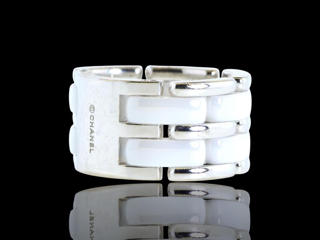 Chanel Flexibler Ultra Ring Weiße Keramik Große Version in 18 Karat Weißgold. Dieser Ring ist flexibel und leicht und bequem zu tragen. Sie wird in den Chanel-Geschäften, sofern vorrätig, für etwa 4.000 Dollar verkauft.

Signiert, nummeriert und