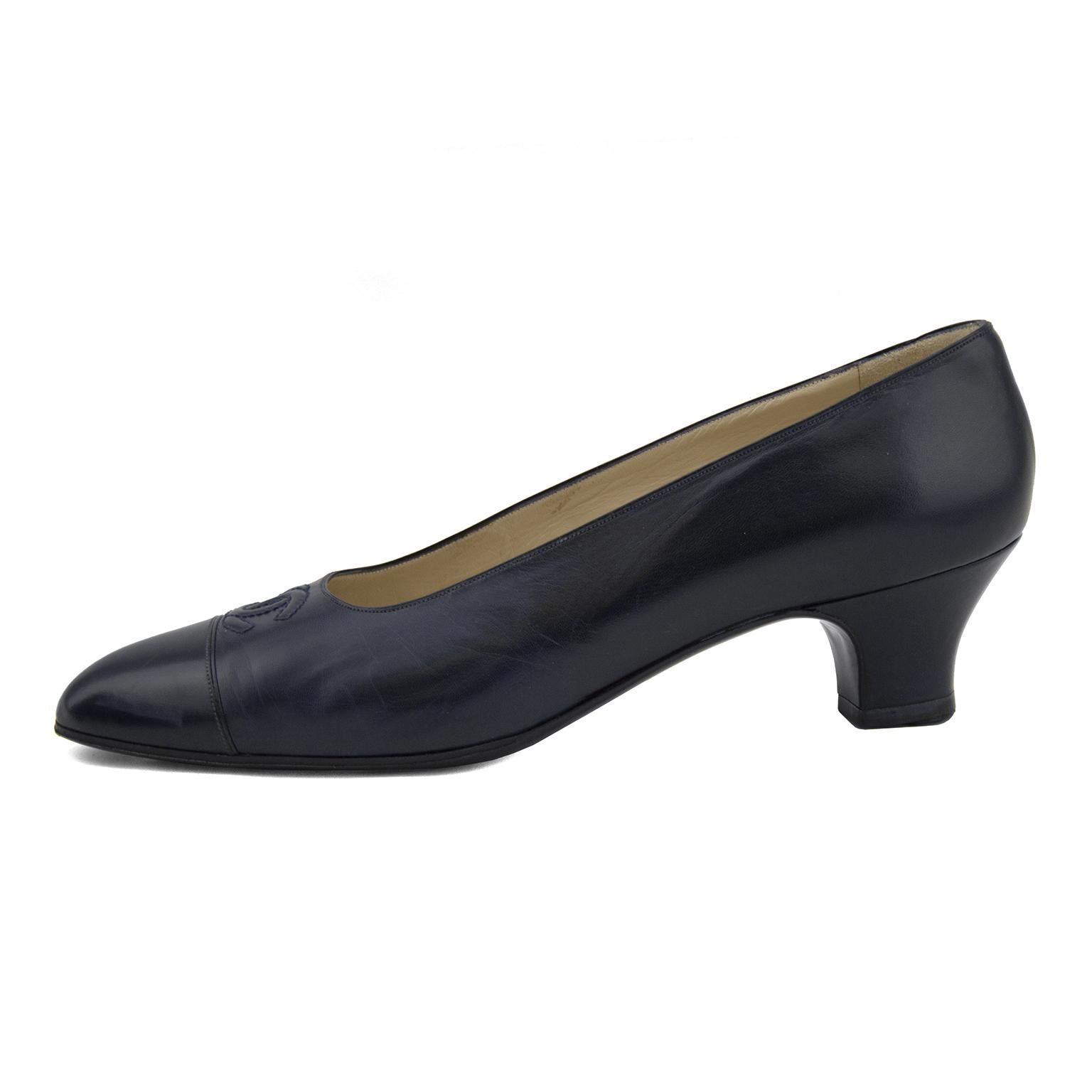 Late 1980s leather Chanel kitten heel. Navy with tonal cap toe. Tonal cc logo at toe. Cream leather interior with gold brand stamp. Excellent vintage condition - very slight creasing at toes. Size FR 40. Fits closer to 39.5.
