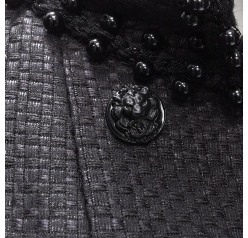 CHANEL Veste à boutons en tweed laqué et ornée de perles en forme de lion CC FR42 L en vente 6