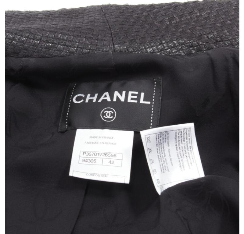 CHANEL Veste à boutons en tweed laqué et ornée de perles en forme de lion CC FR42 L en vente 7