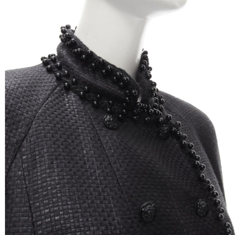 CHANEL Veste à boutons en tweed laqué et ornée de perles en forme de lion CC FR42 L
Référence : BMPA/A00180
Marque : Chanel
Designer : Karl Lagerfeld
Modèle : P36701V26556
Collectional : Circa 2009
MATERIAL : Acrylique, acétate
Couleur : Noir
Motif