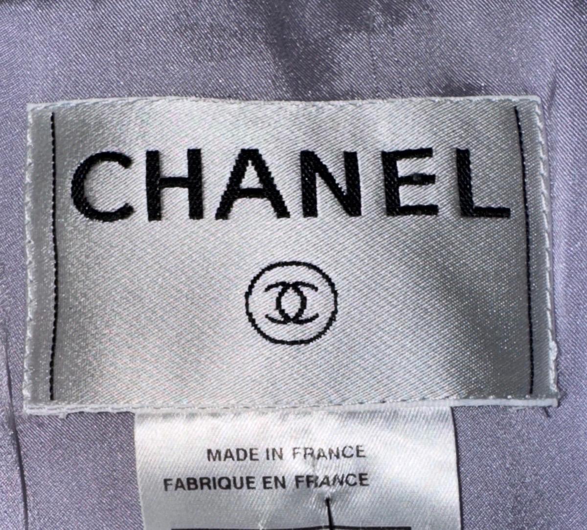 CHANEL Lavendel Boucle Jacke Blazer Asymmetrisches Design Chanel CC Logo Knöpfe 40 im Angebot 8