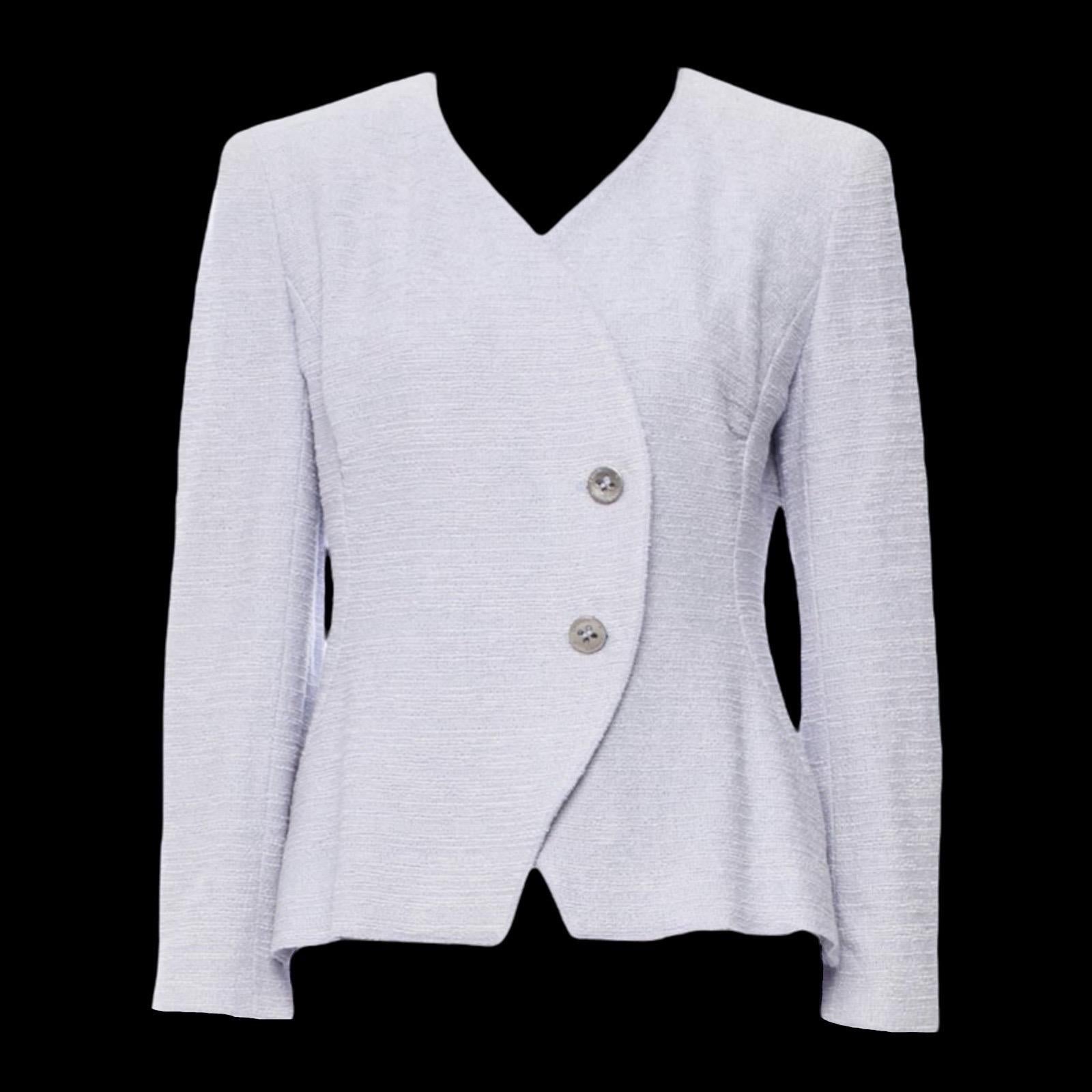 Aufsehen erregende Chanel-Jacke
Entworfen von Karl Lagerfeld für Chanel
Ein echtes CHANEL-Signaturstück, das Sie viele Jahre lang begleiten wird
Wunderschöne lavendelfarbene Farbe - perfekt zu Ihrer Lieblingsjeans!
Feinster Bouclé-Stoff
Vorne zu