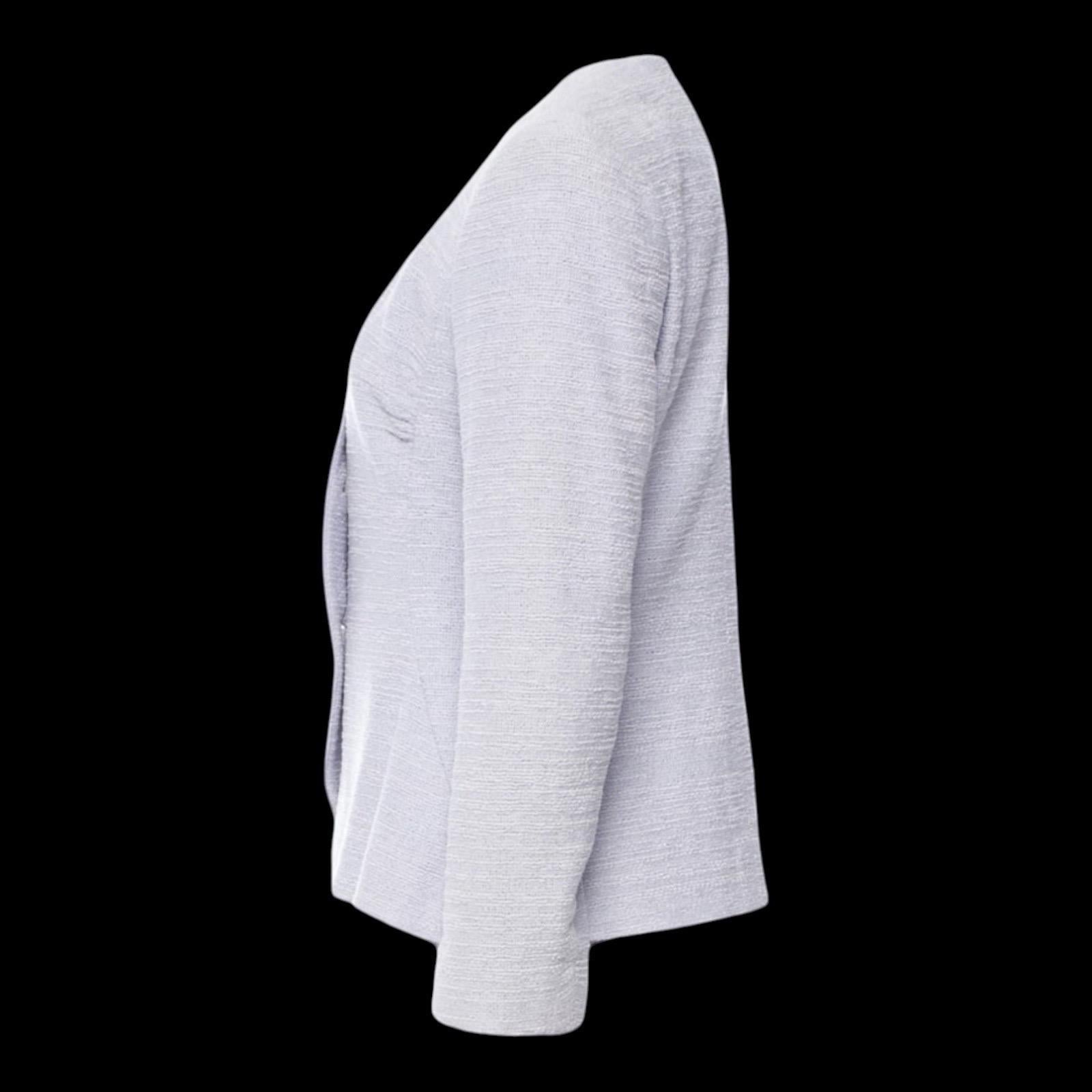 CHANEL Lavendel Boucle Jacke Blazer Asymmetrisches Design Chanel CC Logo Knöpfe 40 (Grau) im Angebot
