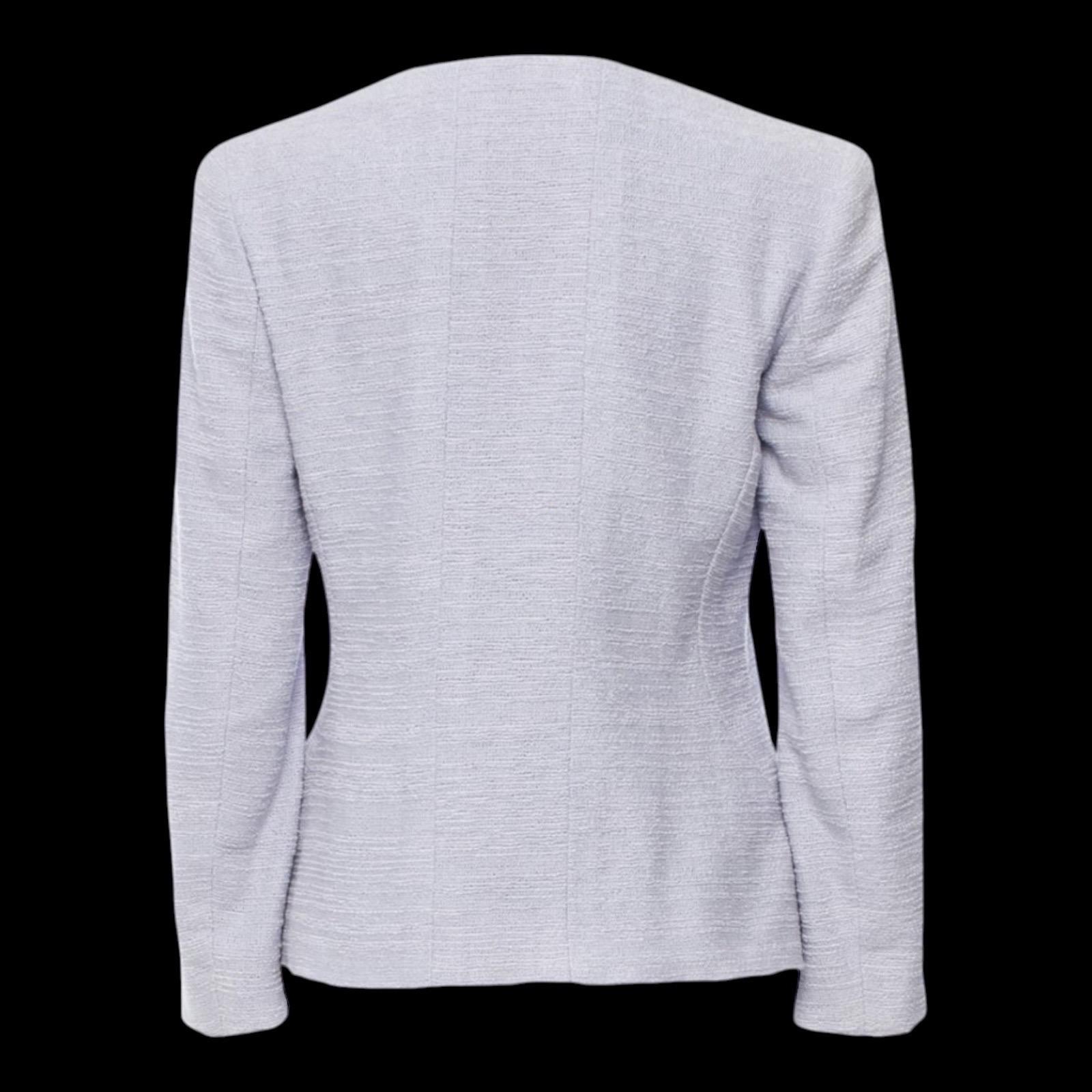 CHANEL Lavendel Boucle Jacke Blazer Asymmetrisches Design Chanel CC Logo Knöpfe 40 Damen im Angebot