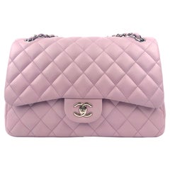 Chanel Chanel Lavendel-Lammfell Jumbo Classic Tasche mit doppelter Klappe