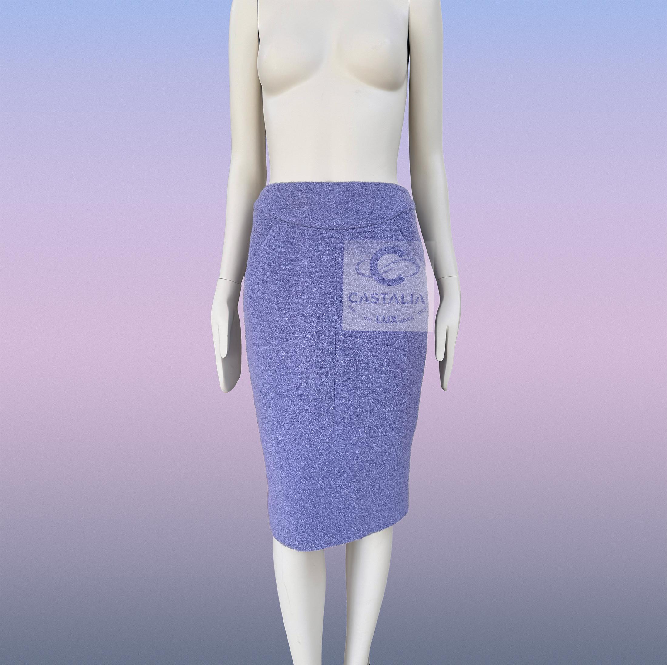 Chanel Traje de tweed lavanda con botones joya 38 FR en venta 5