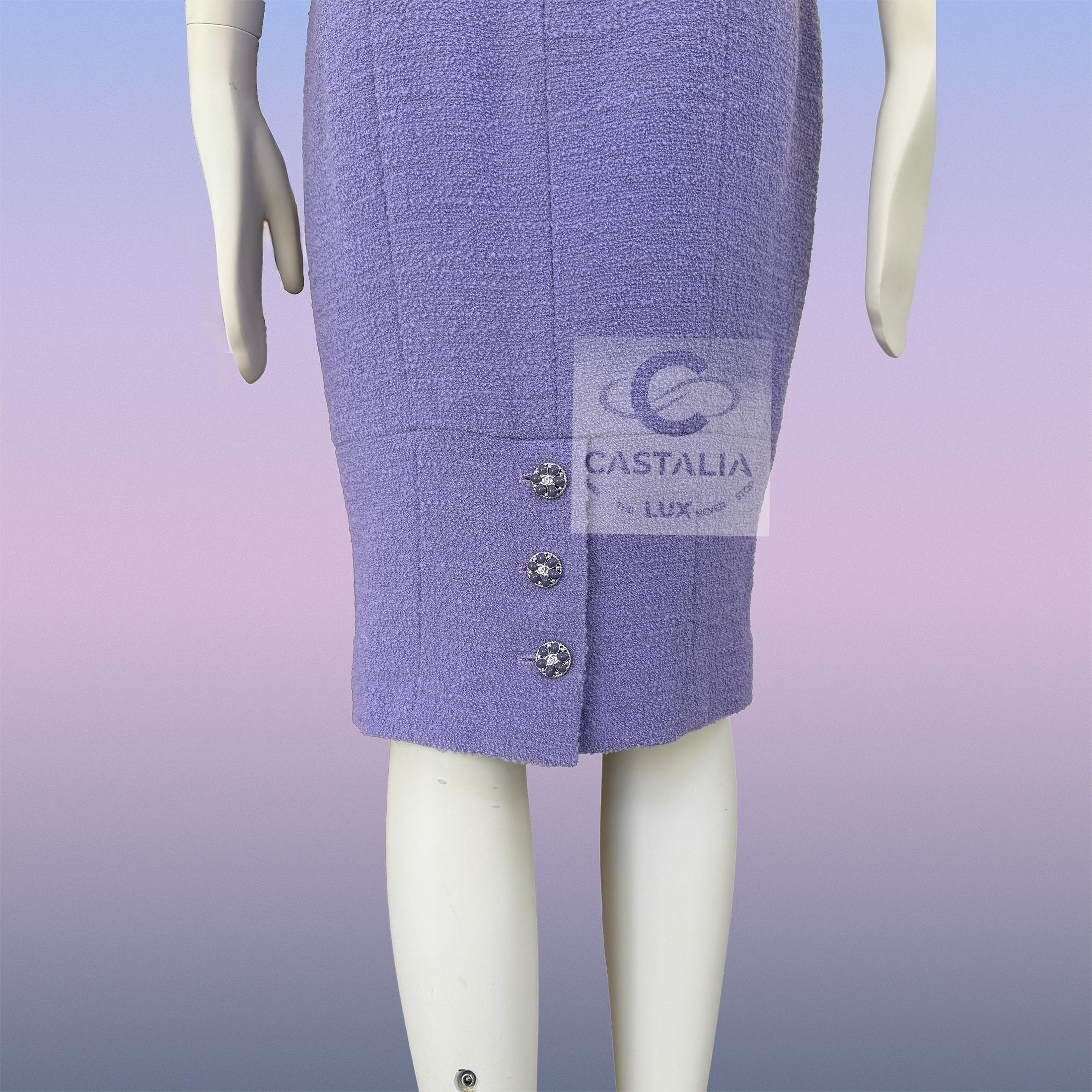 Chanel Traje de tweed lavanda con botones joya 38 FR en venta 6
