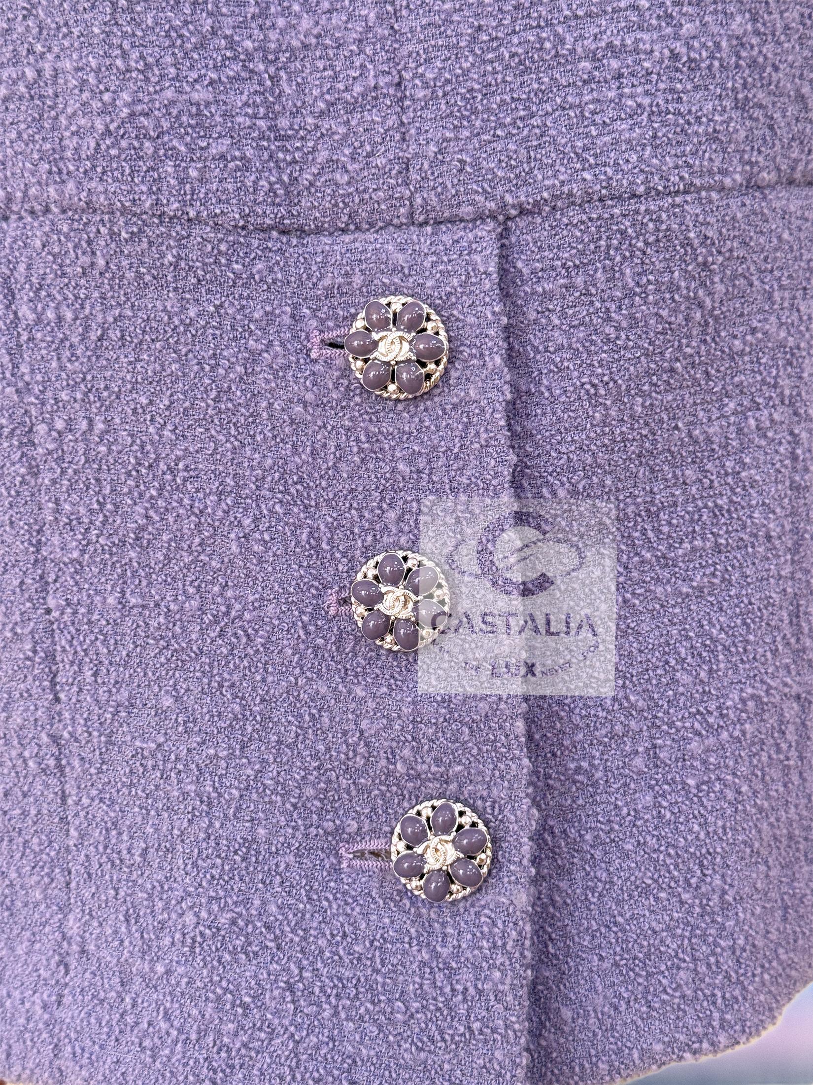 Chanel Traje de tweed lavanda con botones joya 38 FR en venta 7