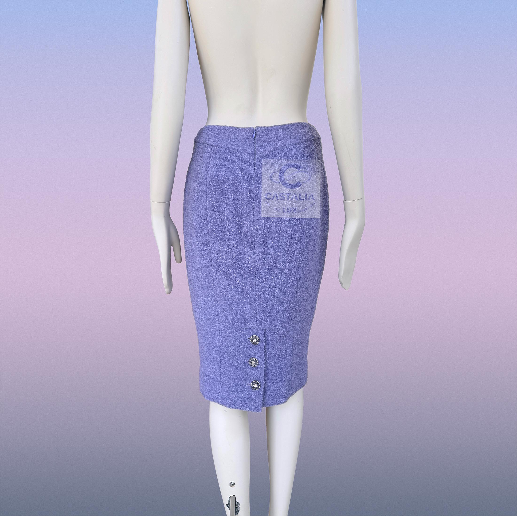 Chanel Traje de tweed lavanda con botones joya 38 FR en venta 8