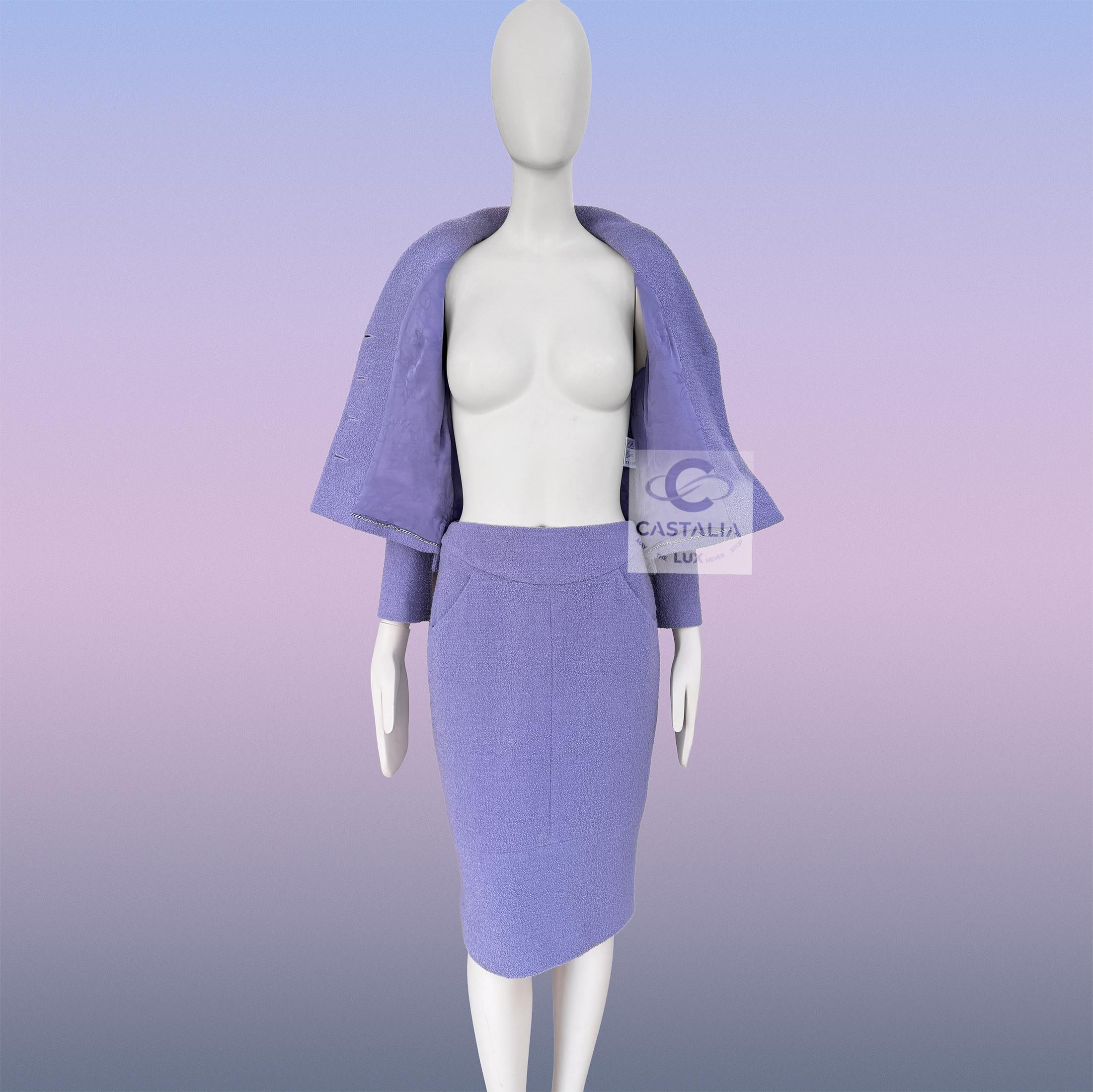 Chanel Traje de tweed lavanda con botones joya 38 FR en venta 9