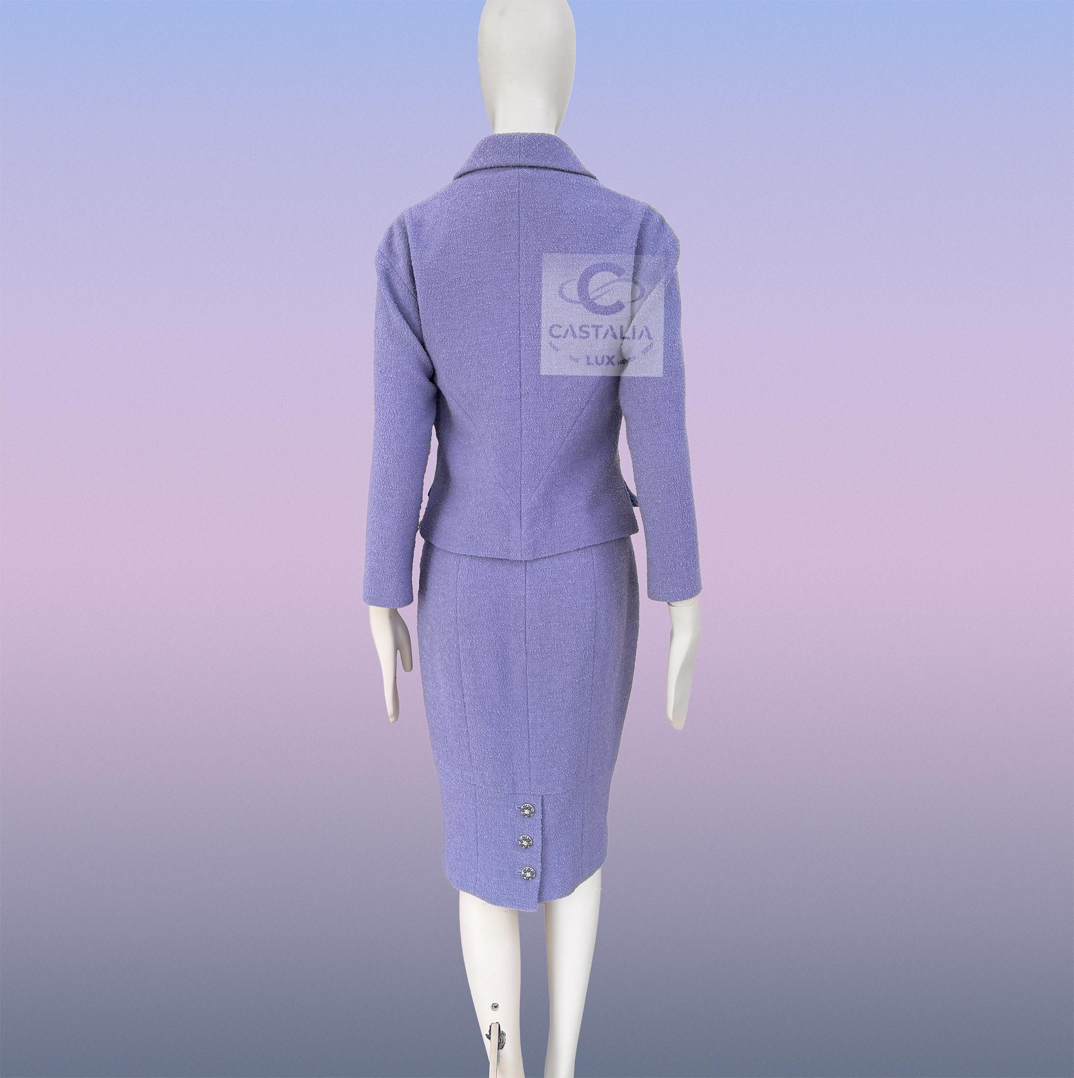 Chanel Traje de tweed lavanda con botones joya 38 FR en venta 10