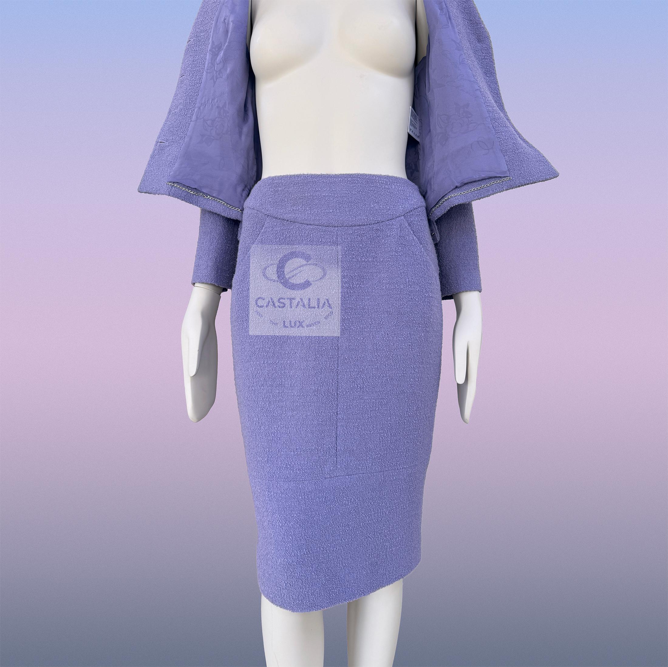 Chanel Traje de tweed lavanda con botones joya 38 FR en venta 11