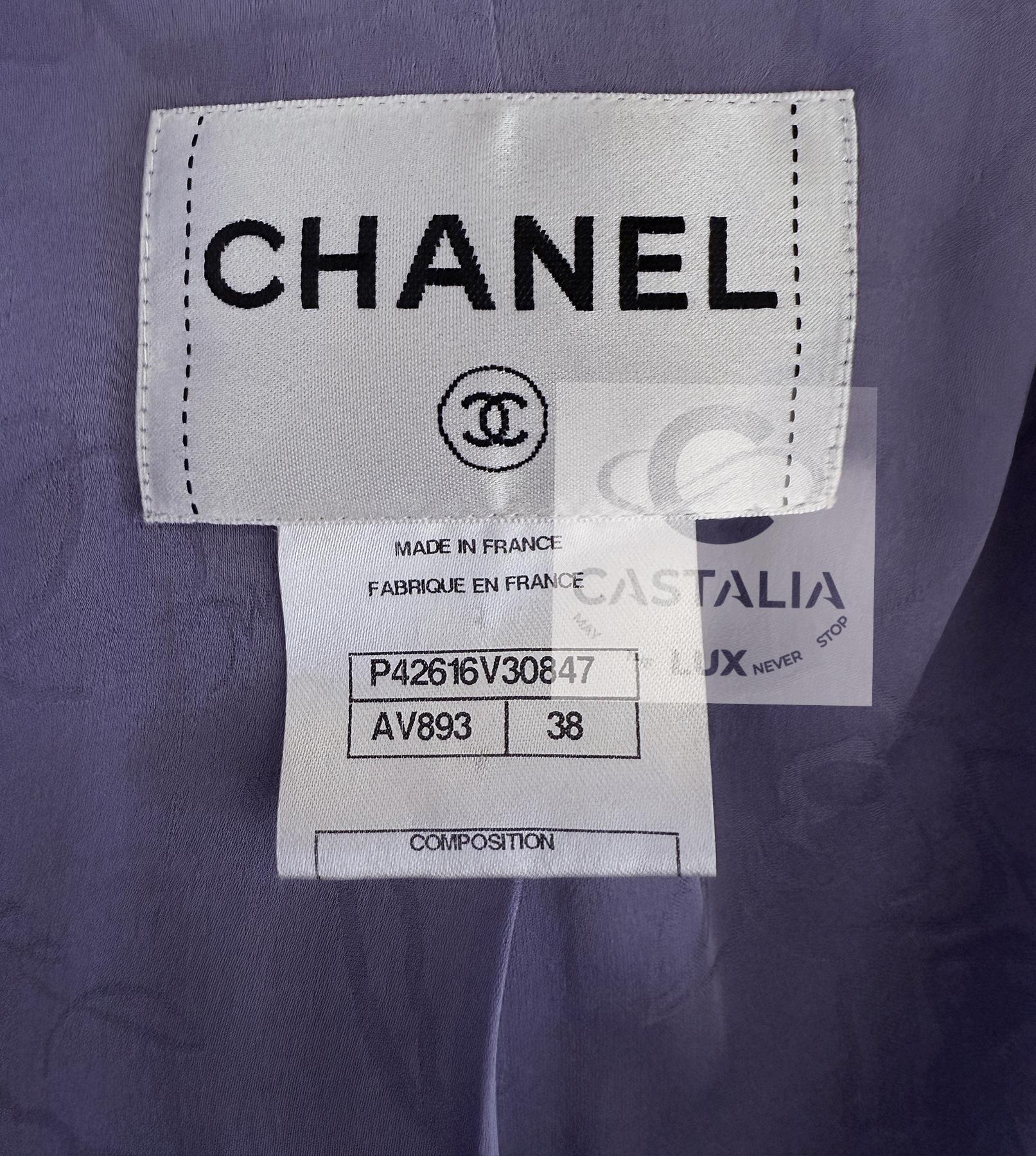 Chanel Traje de tweed lavanda con botones joya 38 FR en venta 12