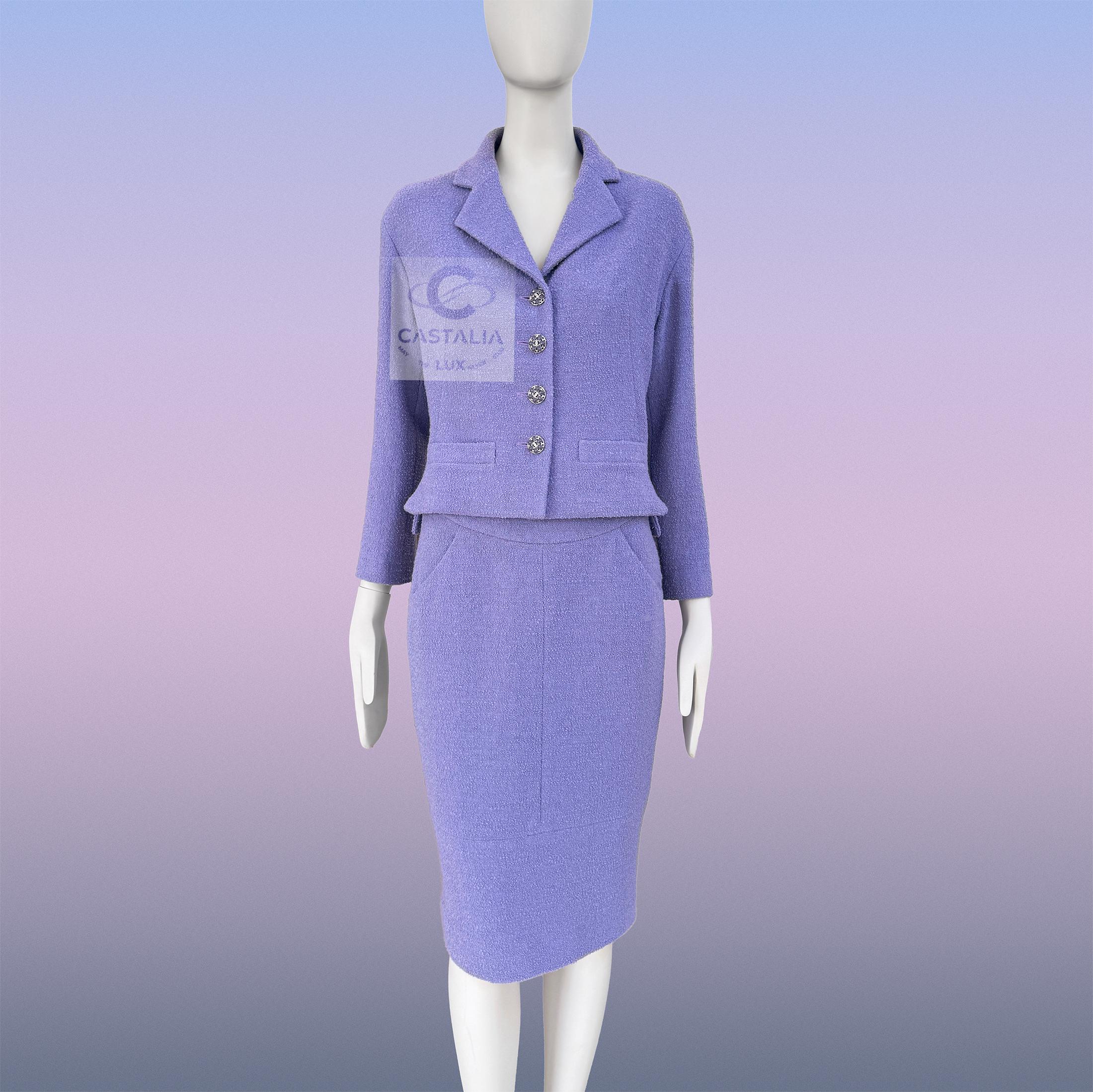 Chanel Traje de tweed lavanda con botones joya 38 FR en venta 1