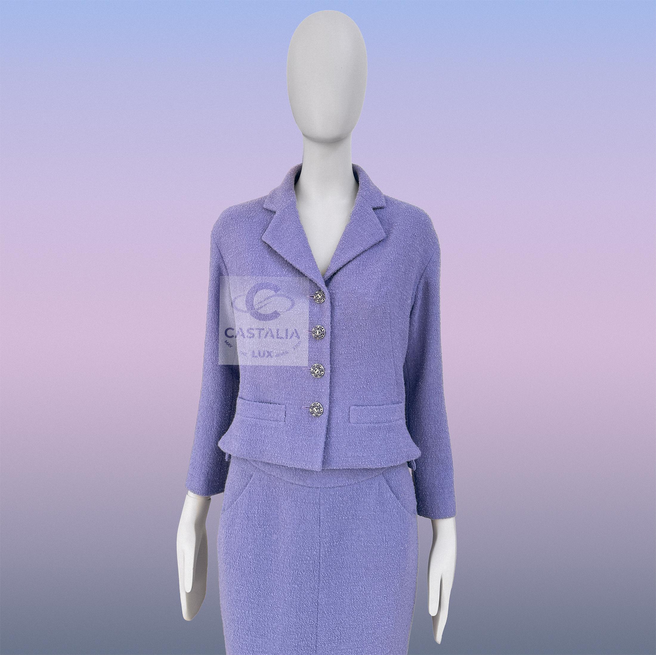 Chanel Traje de tweed lavanda con botones joya 38 FR en venta 2
