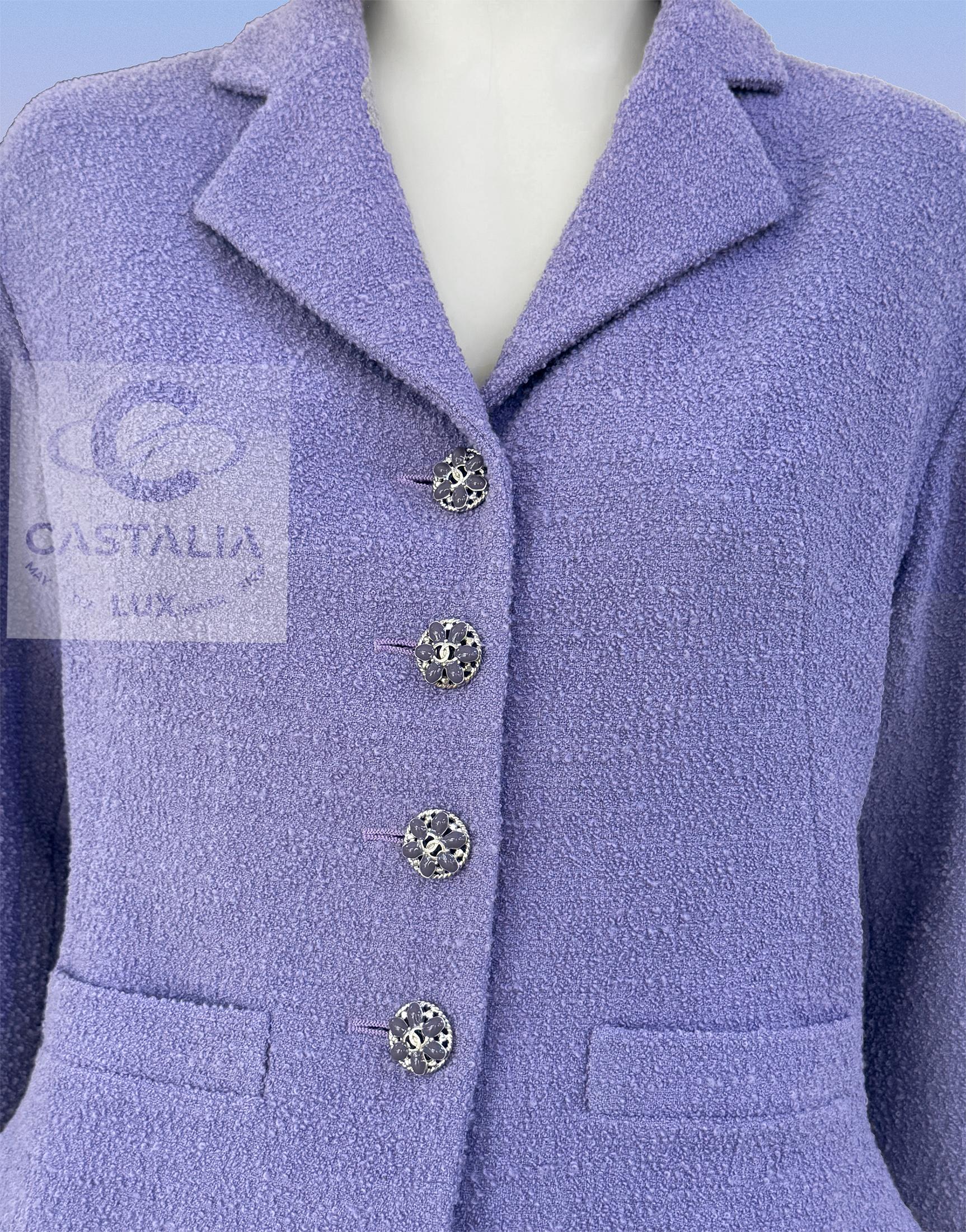 Chanel Traje de tweed lavanda con botones joya 38 FR en venta 4