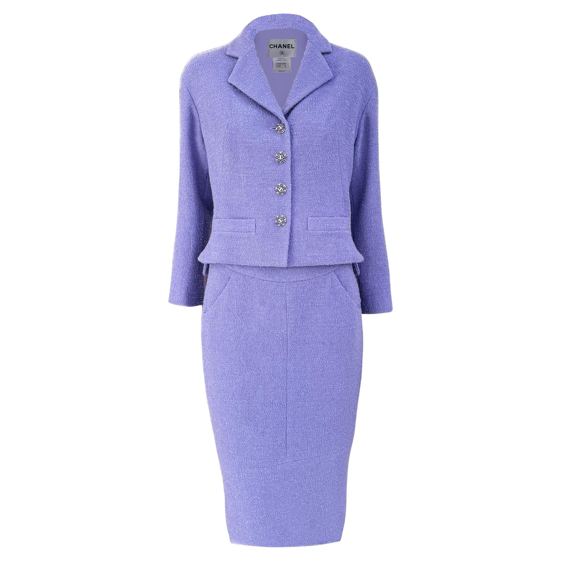 Chanel Traje de tweed lavanda con botones joya 38 FR en venta