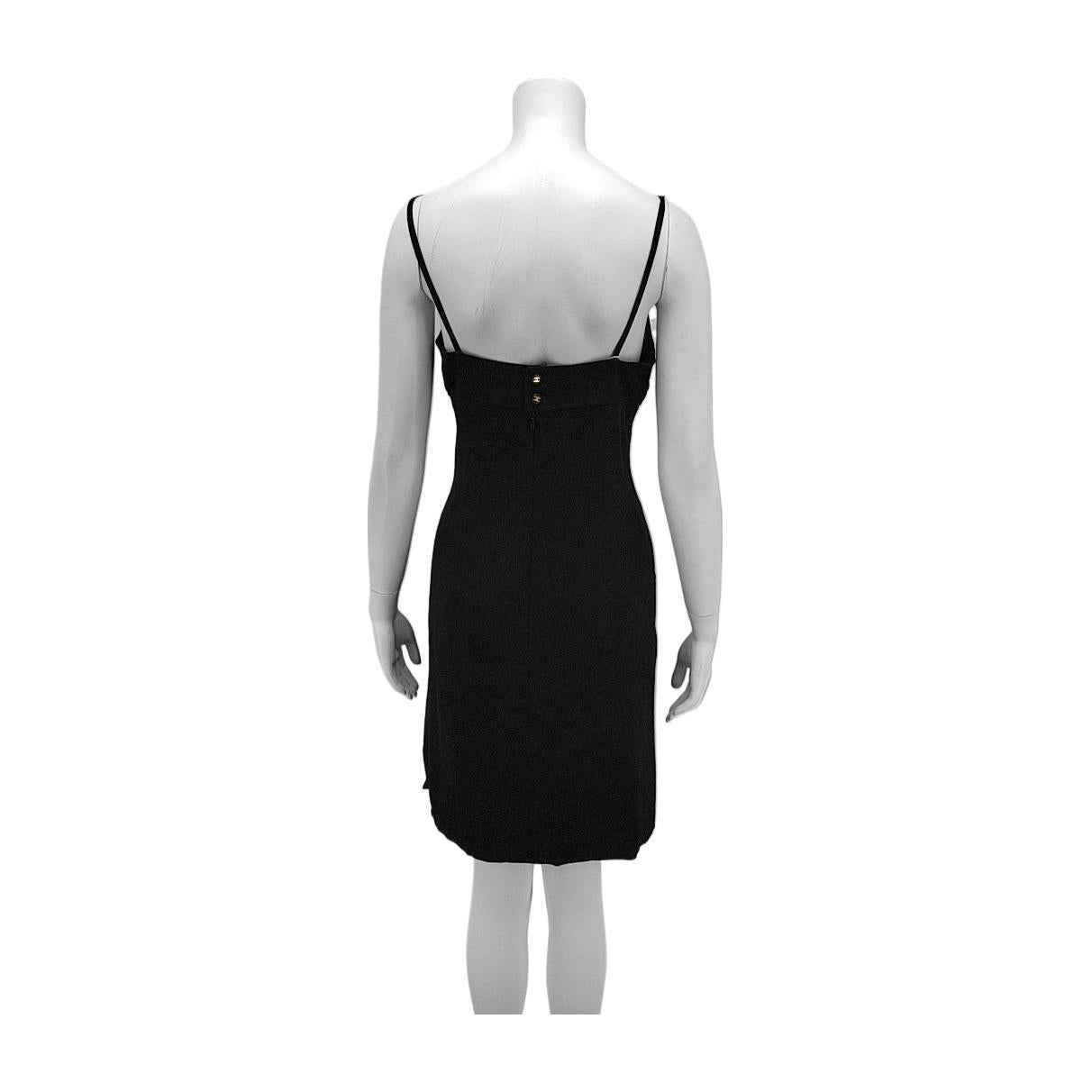 Chanel LBD Little Black Dress Vestido sin mangas
 Estas son fotos profesionales de la bolsa real que se ofrece
 ESTADO: COMO NUEVO
 DETALLES 
 
 Chanel
 Vestido midi sin mangas
 Material del caparazón: Acetato, viscosa
 Material del forro: seda
